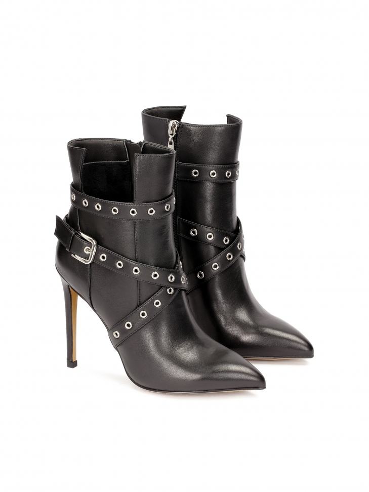 Botki na szpilce oplecione paskiem z nitami