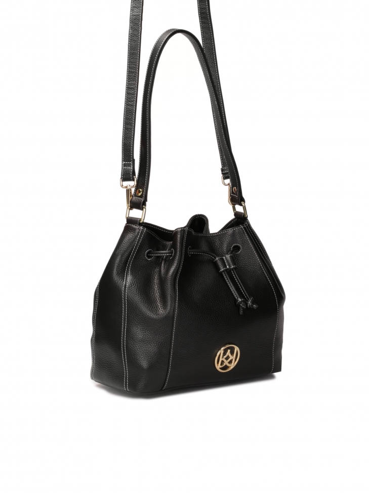 Czarna torebka worek z białymi szwami