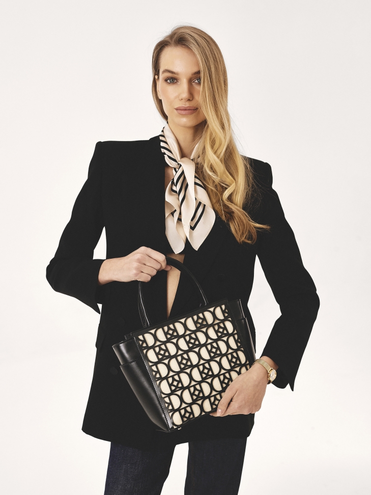 Beżowa apaszka z jedwabiu w geometryczny czarny wzór