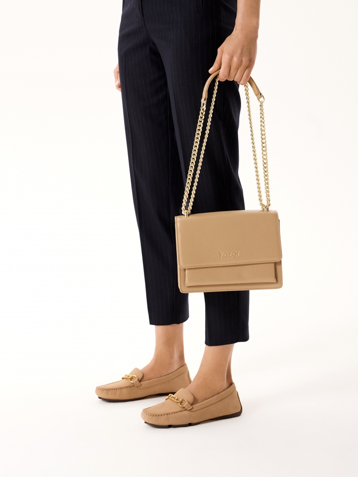 Skórzana torebka z klapą i metalową zawieszką