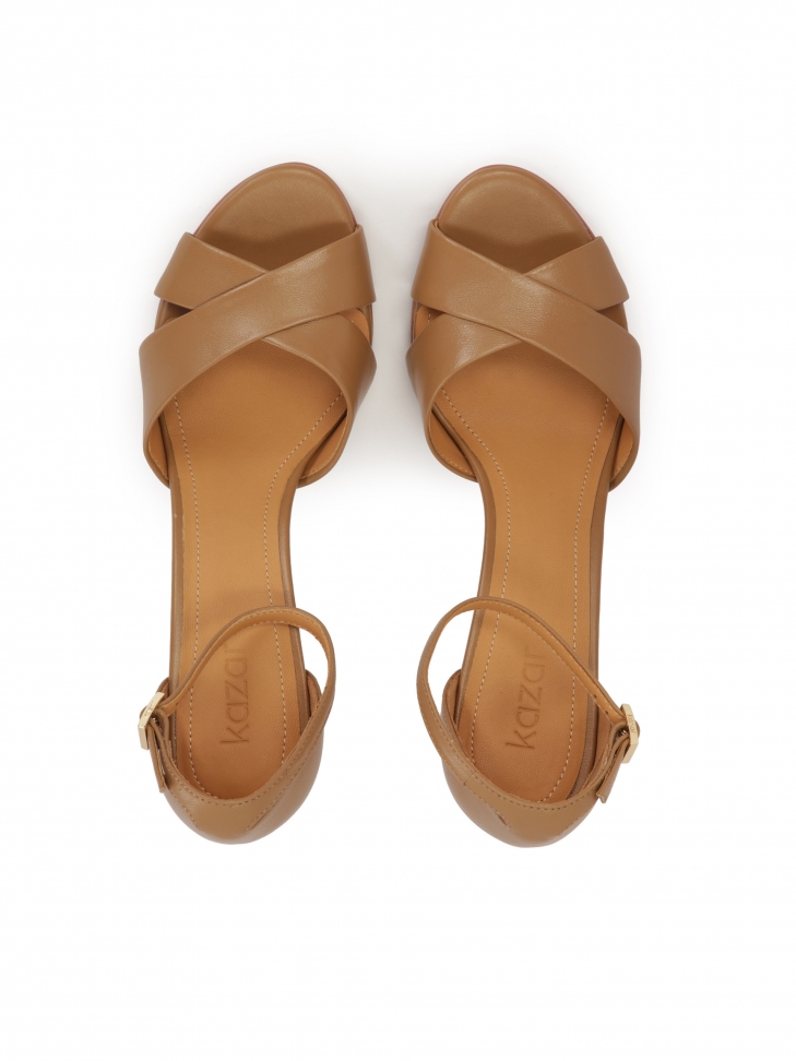 Jasnobrązowe ponadczasowe sandały skórzane