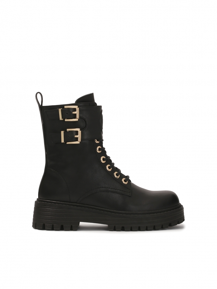 Wysokie trzewiki z ozdobną klapą