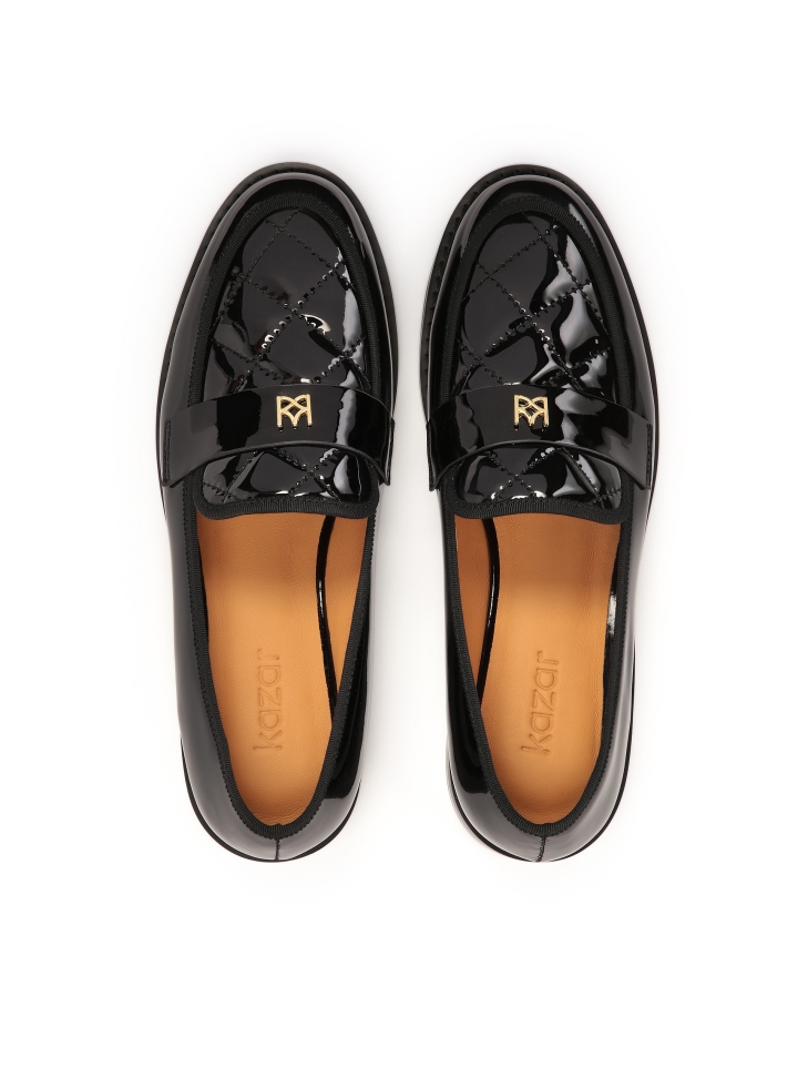 Lakierowane loafersy zdobione pikowaniem