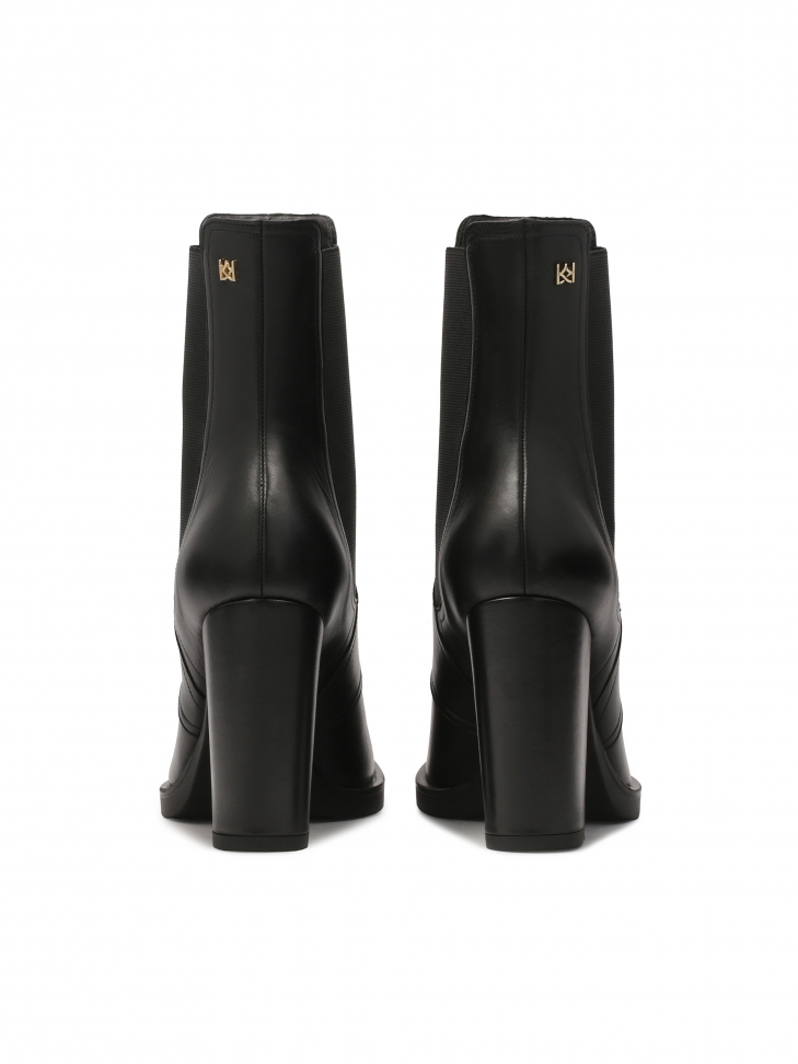 Czarne botki na słupku z elastycznymi wstawkami