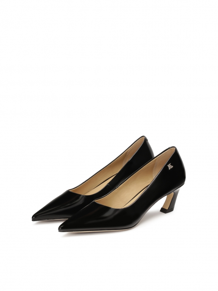 Czarne czółenka z noskiem w szpic na skośnym obcasie