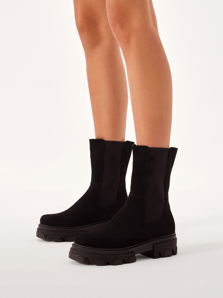 Wsuwane botki z zamszu na grubej podeszwie