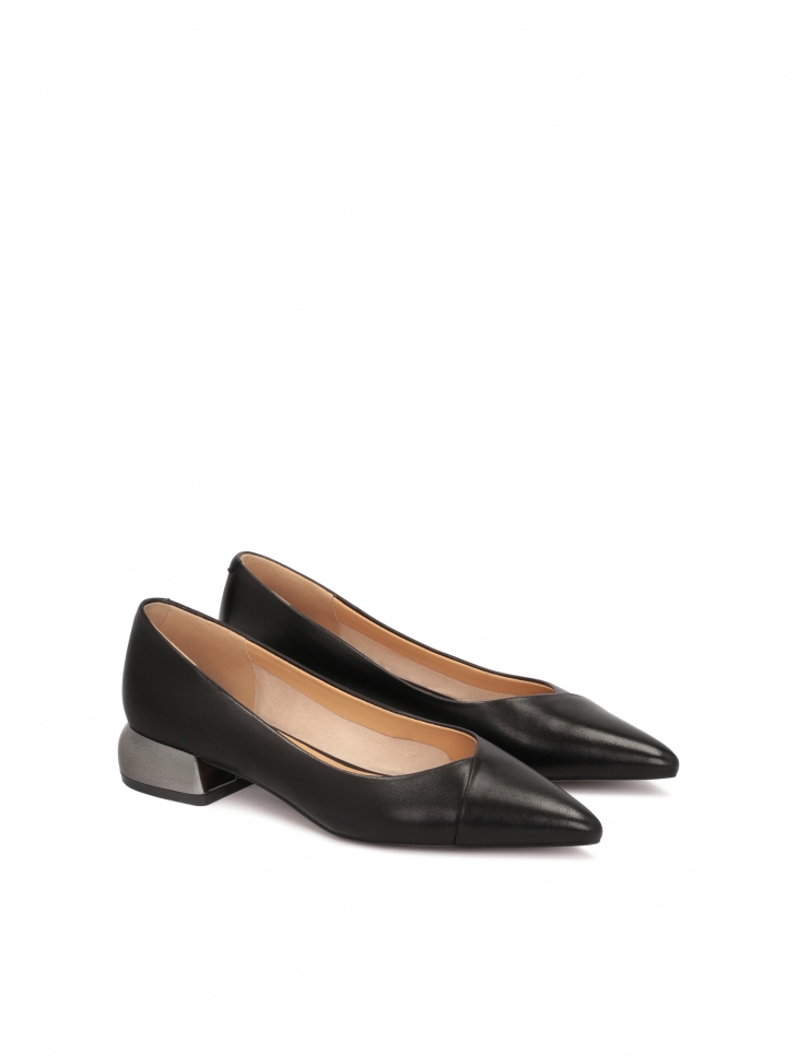 Niskie skórzane czółenka ze spiczastym noskiem