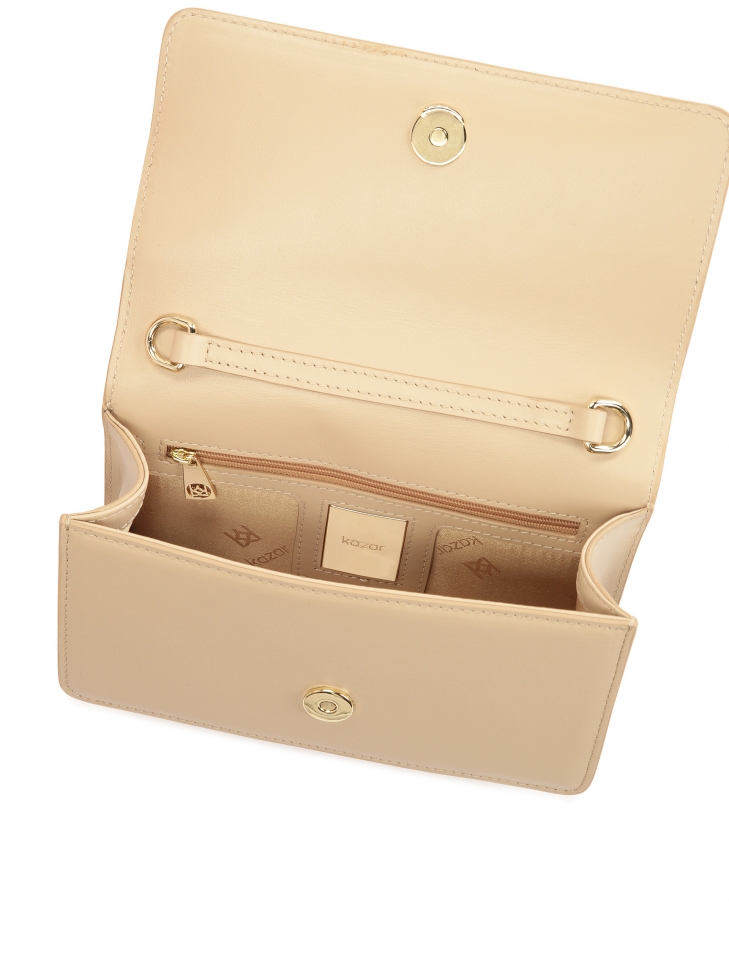 Skórzana prostokątna torebka na otym łańcuchu