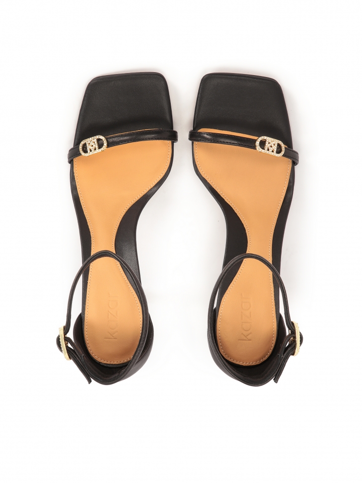 Czarne skórzane sandały z wąskim paskiem