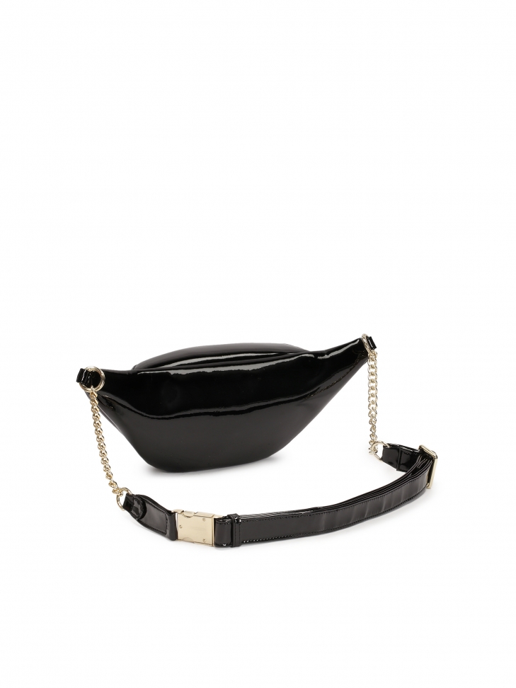 Lakierowana nerka na łańcuszku ze skórzaną wstawką