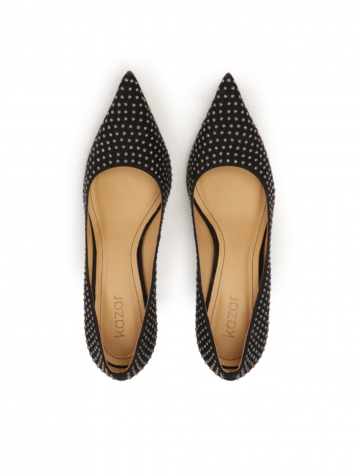 Czółenka z zamszu zdobione drobnymi nitami