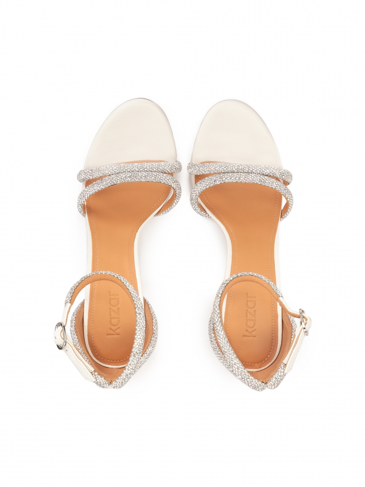 Białe ślubne sandały z platformą i yształkami