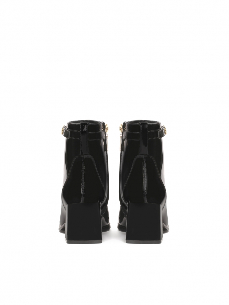 Lakierowane czarne botki na słupku