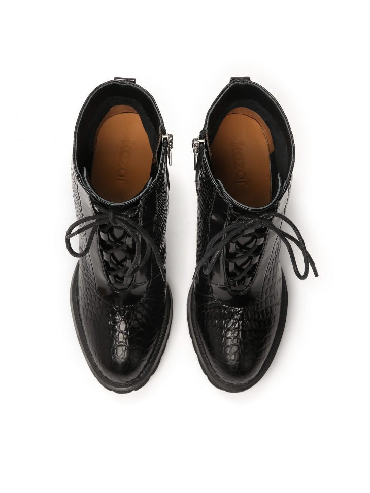 Botki z tłoczonej skóry na obcasie i grubej podeszwie