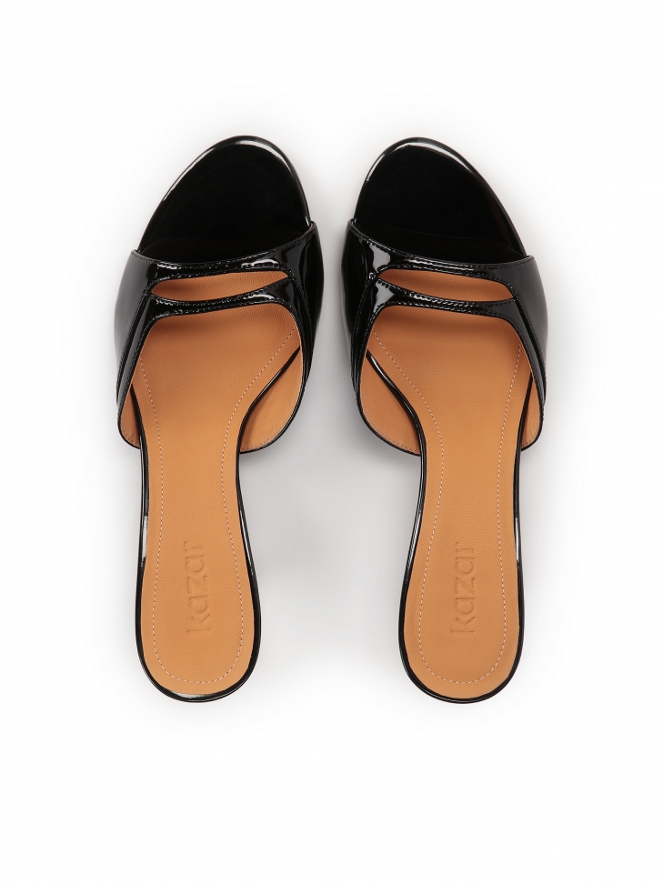 Klasyczne czarne klapki z wyciętą cholewką