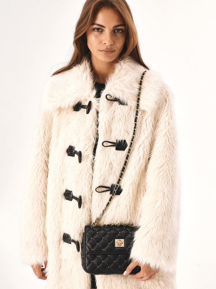 Mała czarna torebka z pikowaniem i otymi dżetami