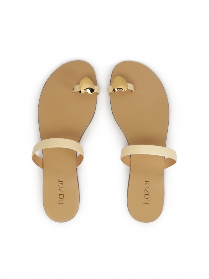 Płaskie klapki z sercem na pasku na palec