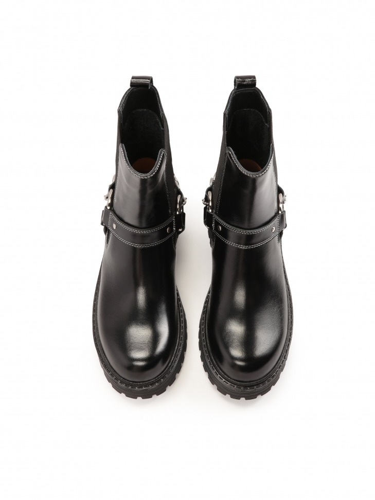 Wsuwane botki na płaskiej podeszwie z metalowymi dodatkami