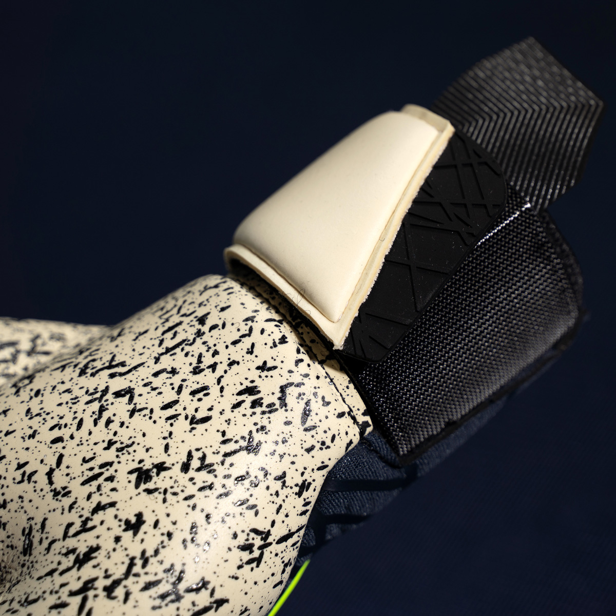 Prediction Supergrip+ Finger Surround Goalkeeper Gloves