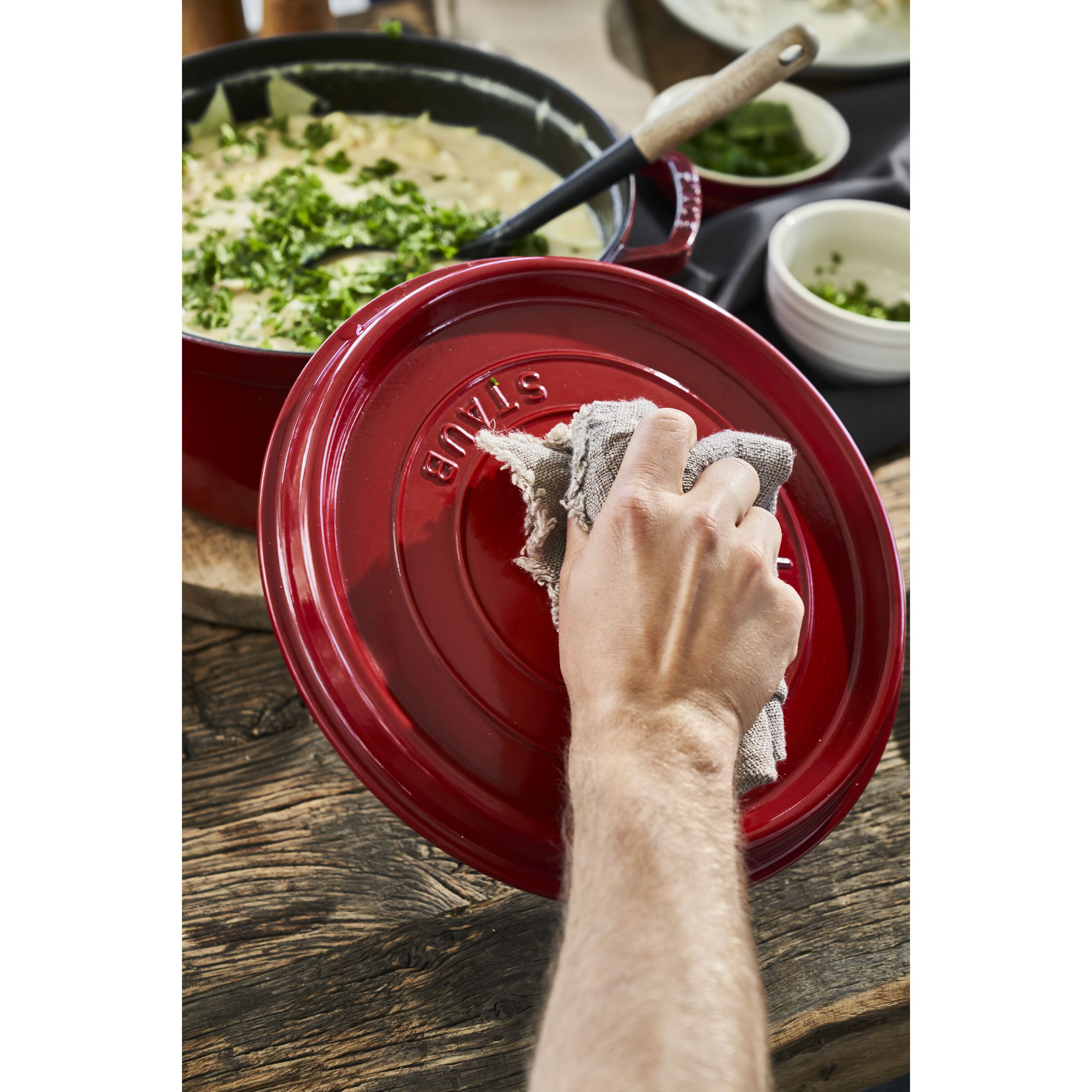 Staub        La Cocotte                Cocotte 28 cm, rund, Kirsch-Rot, Gusseisen