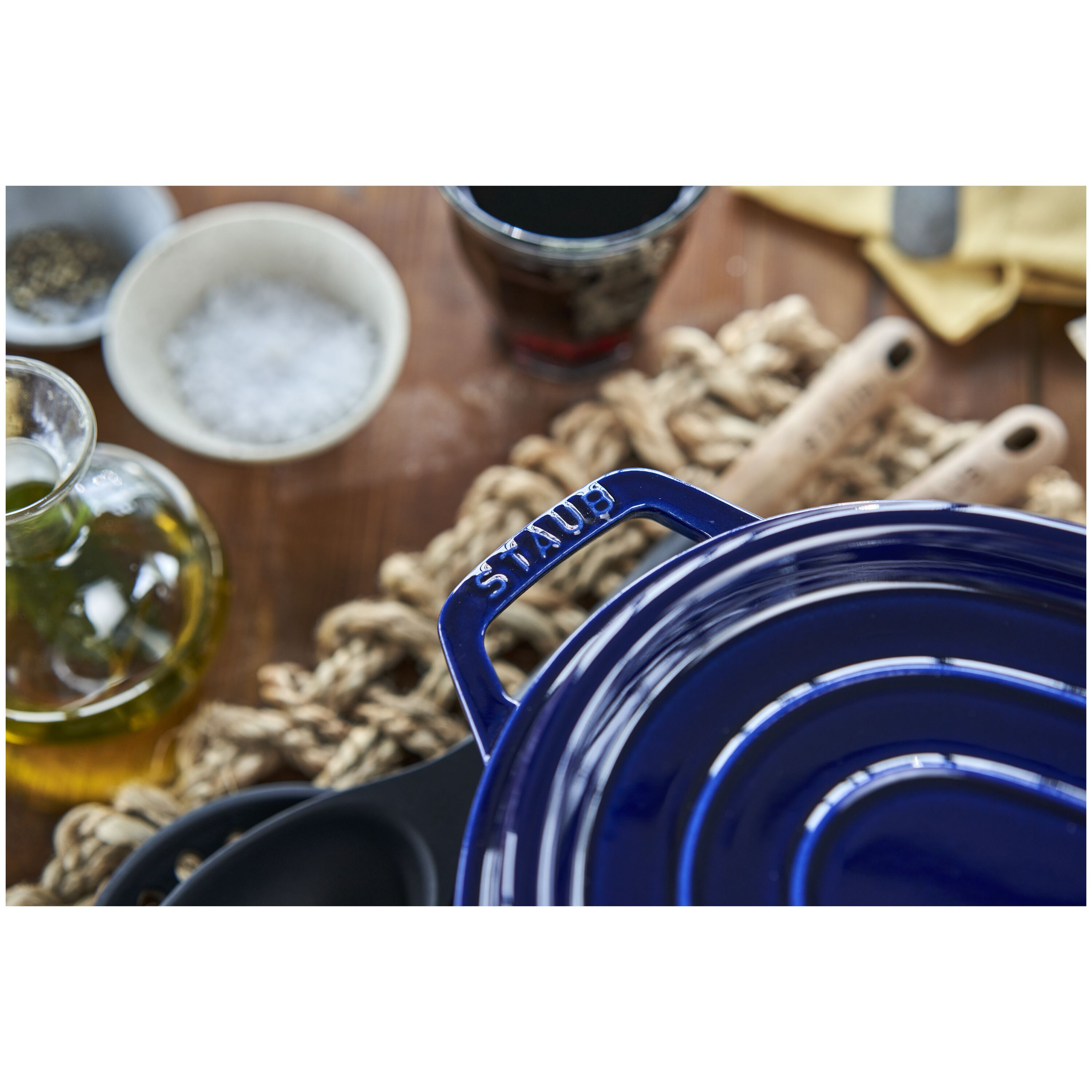 Staub        La Cocotte                Cocotte 33 cm, oval, Dunkelblau, Gusseisen