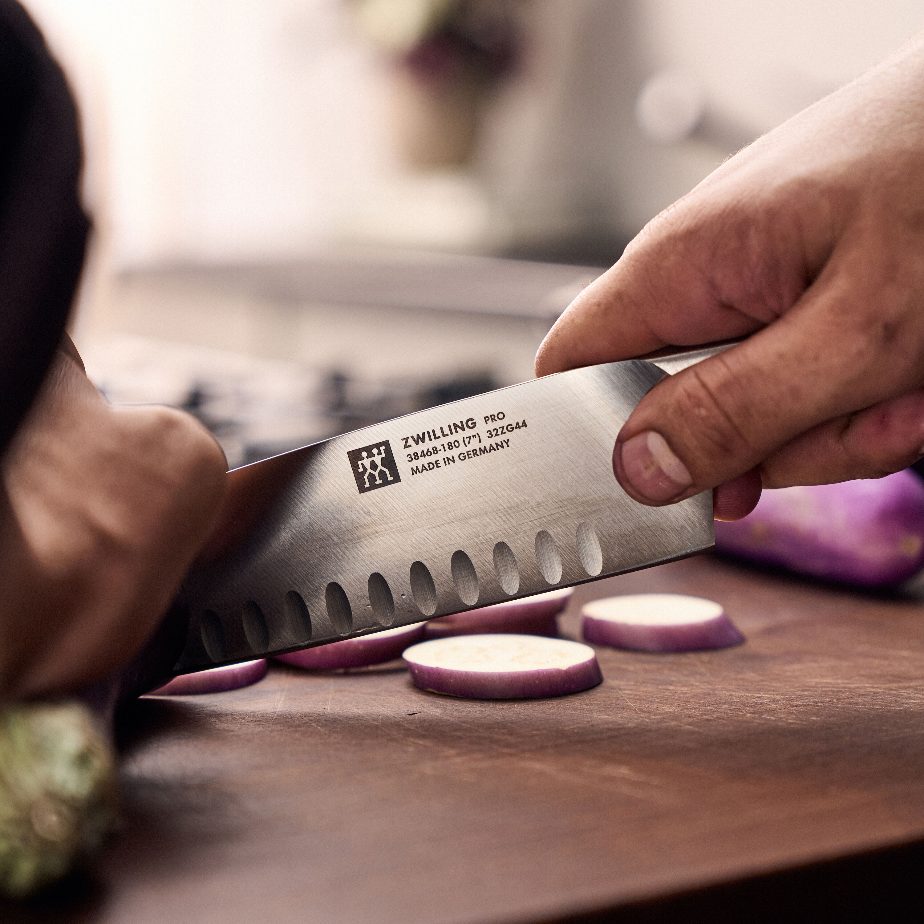 ZWILLING        Pro Wood                Santokumesser 18 cm, Kullenschliff