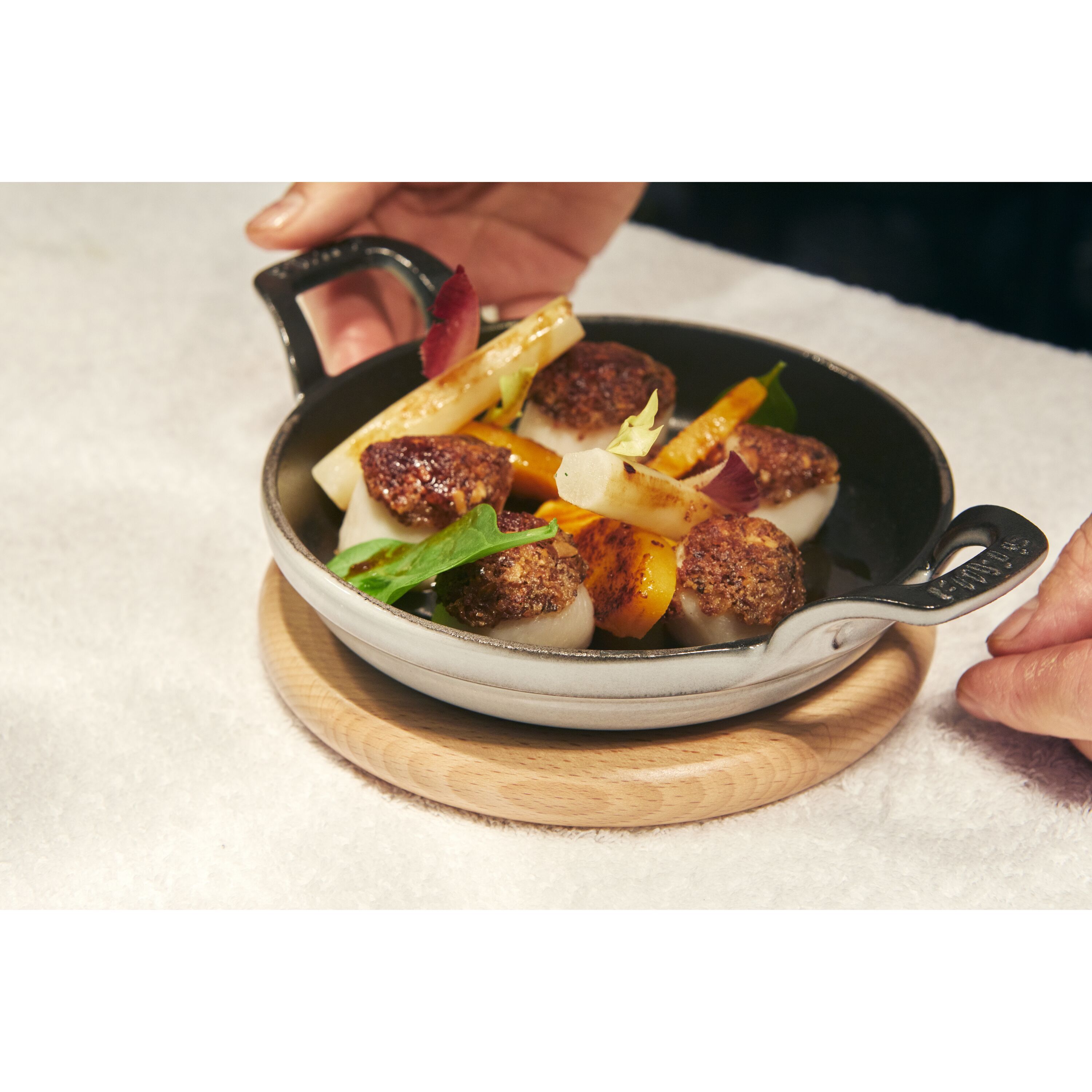 Staub        Specialities                Untersetzer magnetisch 15 cm, oval, Buche