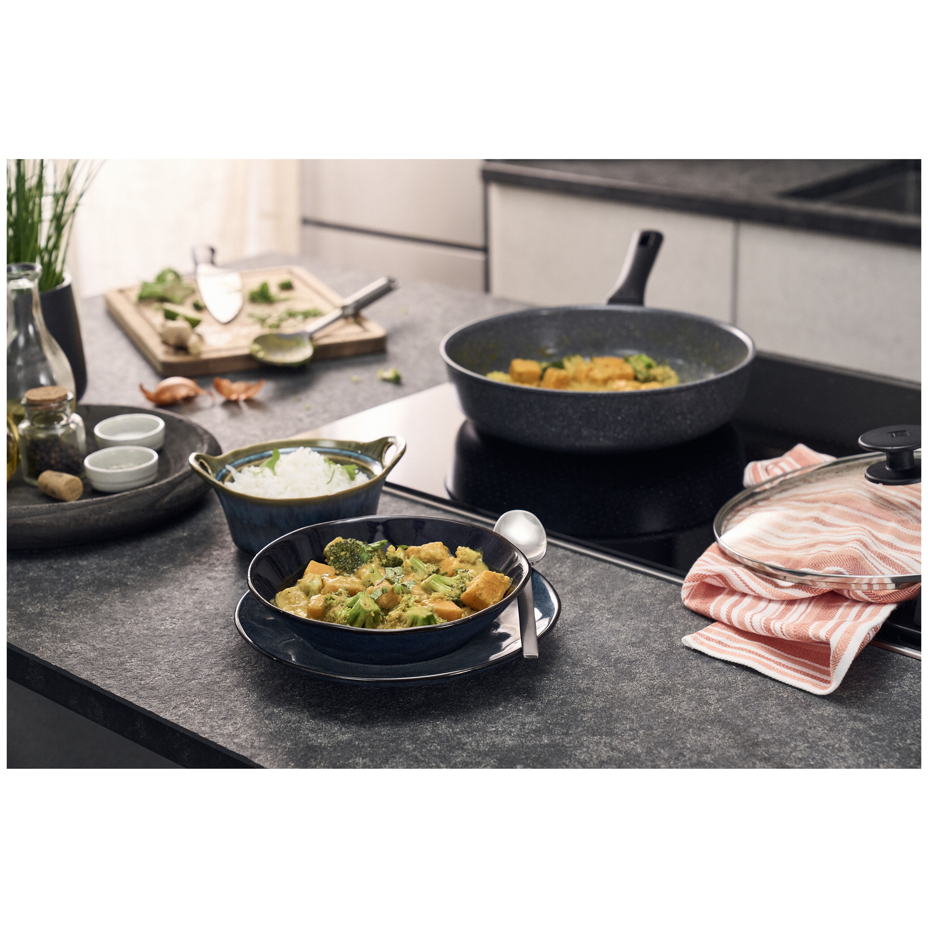 ZWILLING        Terreno Plus                Schmorpfanne, 28 cm, Aluminium, Titanverstärkte keramische Antihaftbeschichtung