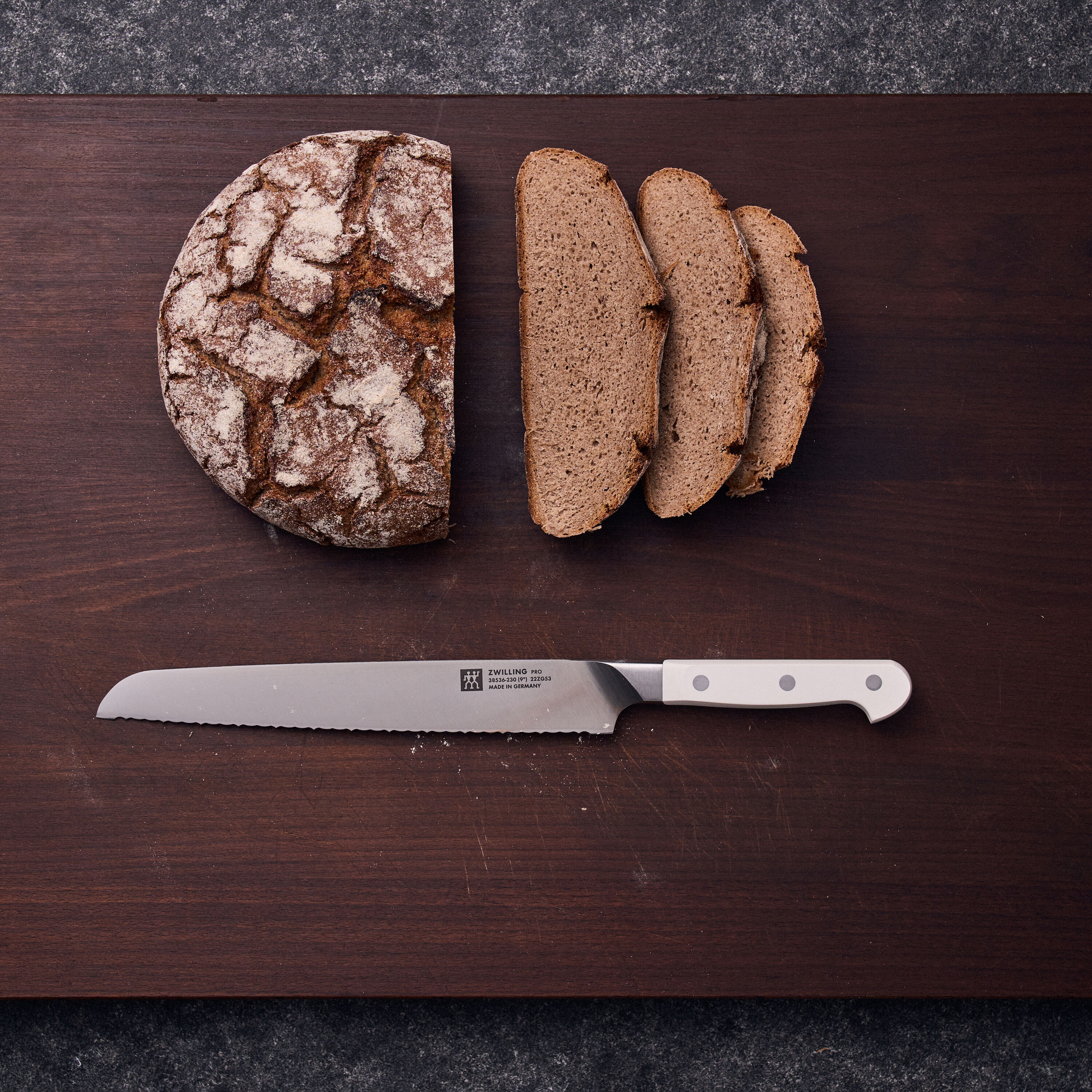 ZWILLING        Pro le blanc                Brotmesser 23 cm, Wellenschliff