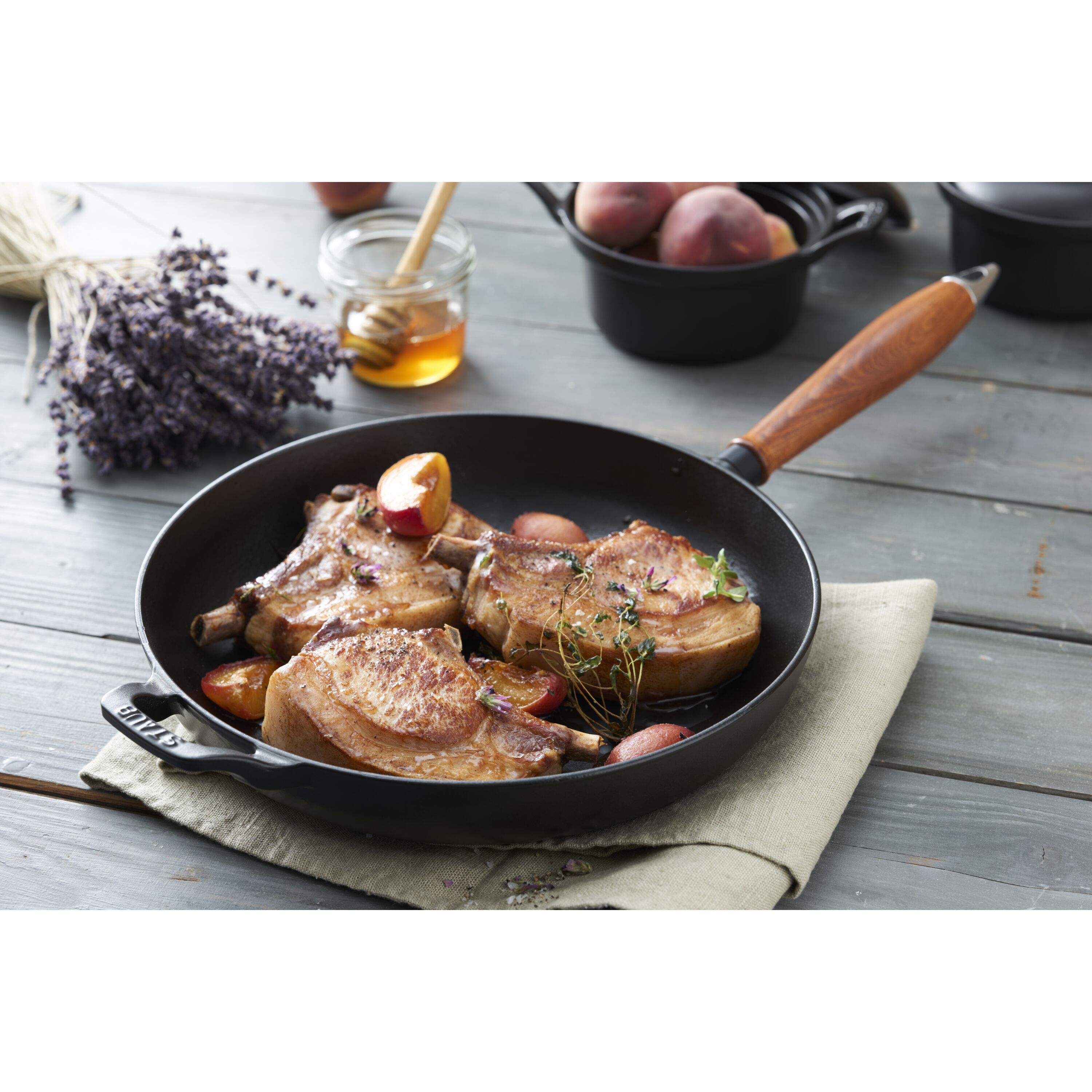 Staub        Pans                Bratpfanne mit Holzgriff 28 cm, rund, Schwarz, Gusseisen