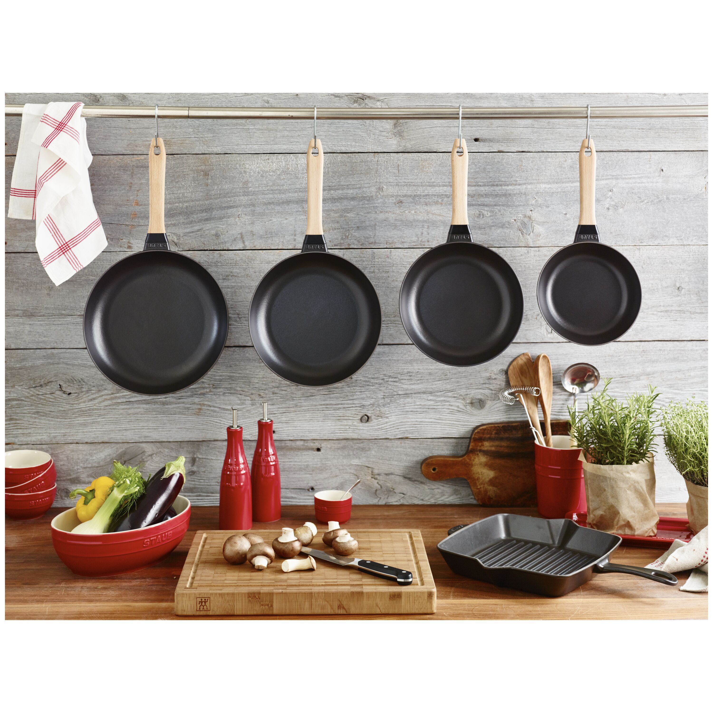 Staub        Pans                Bratpfanne mit Holzgriff 26 cm, rund, Schwarz, Gusseisen