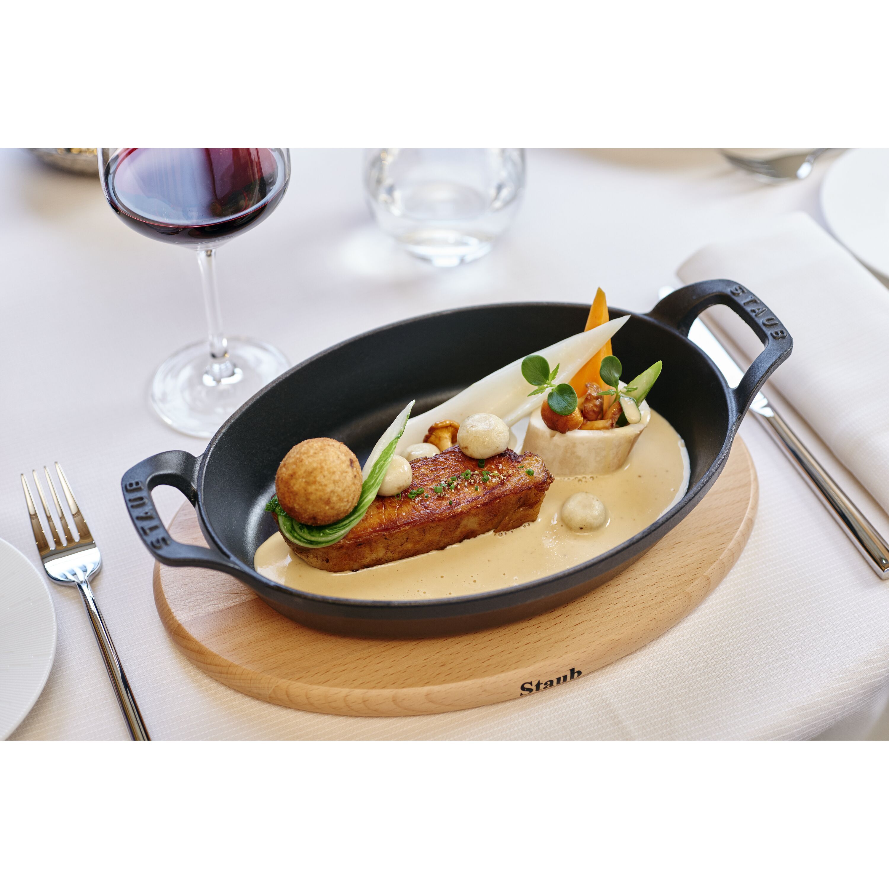 Staub        Specialities                Ofenform 24 cm, oval, Schwarz, Gusseisen