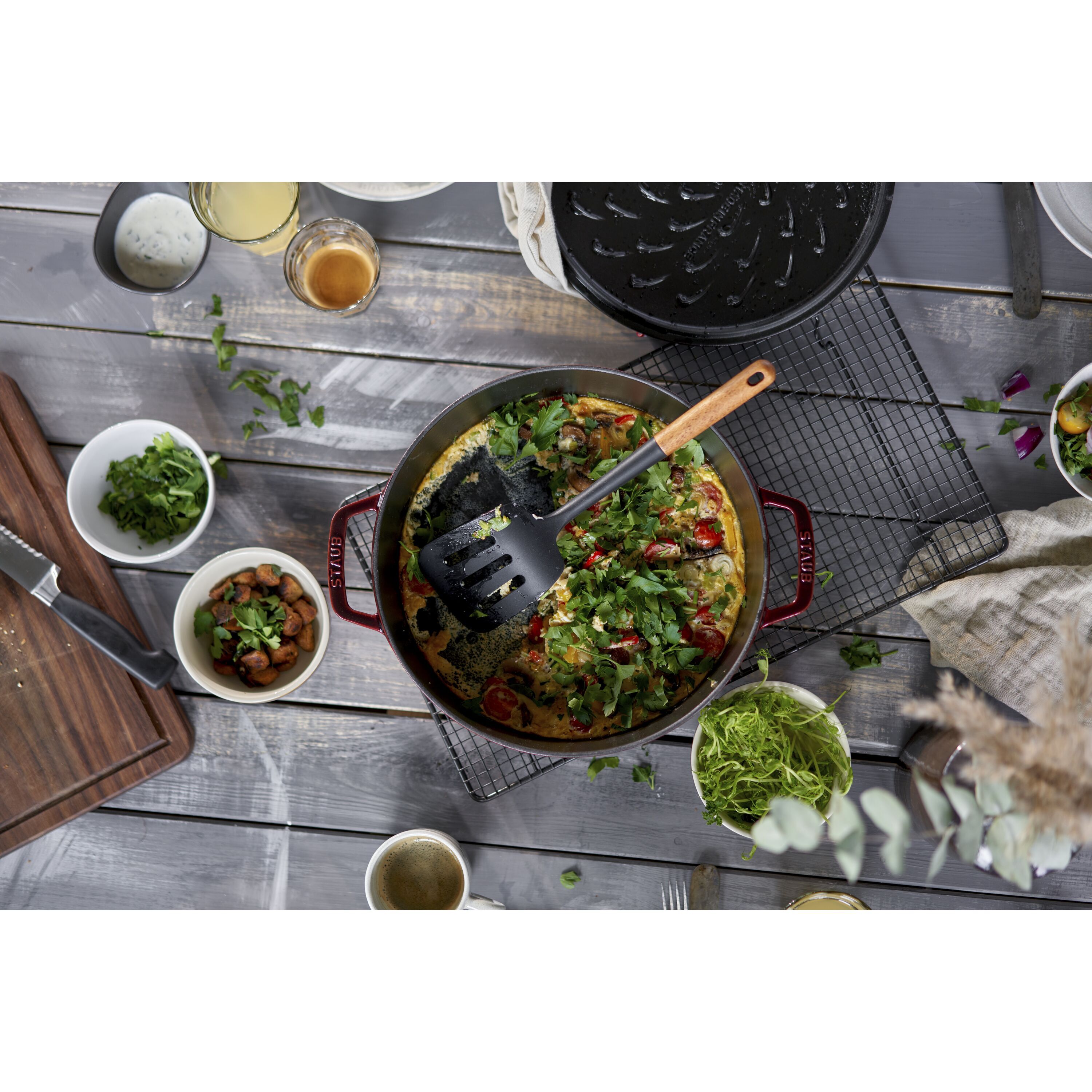 Staub        Braisers                Bräter mit Chistera Drop-Structure 28 cm, rund, Grenadine-Rot, Gusseisen