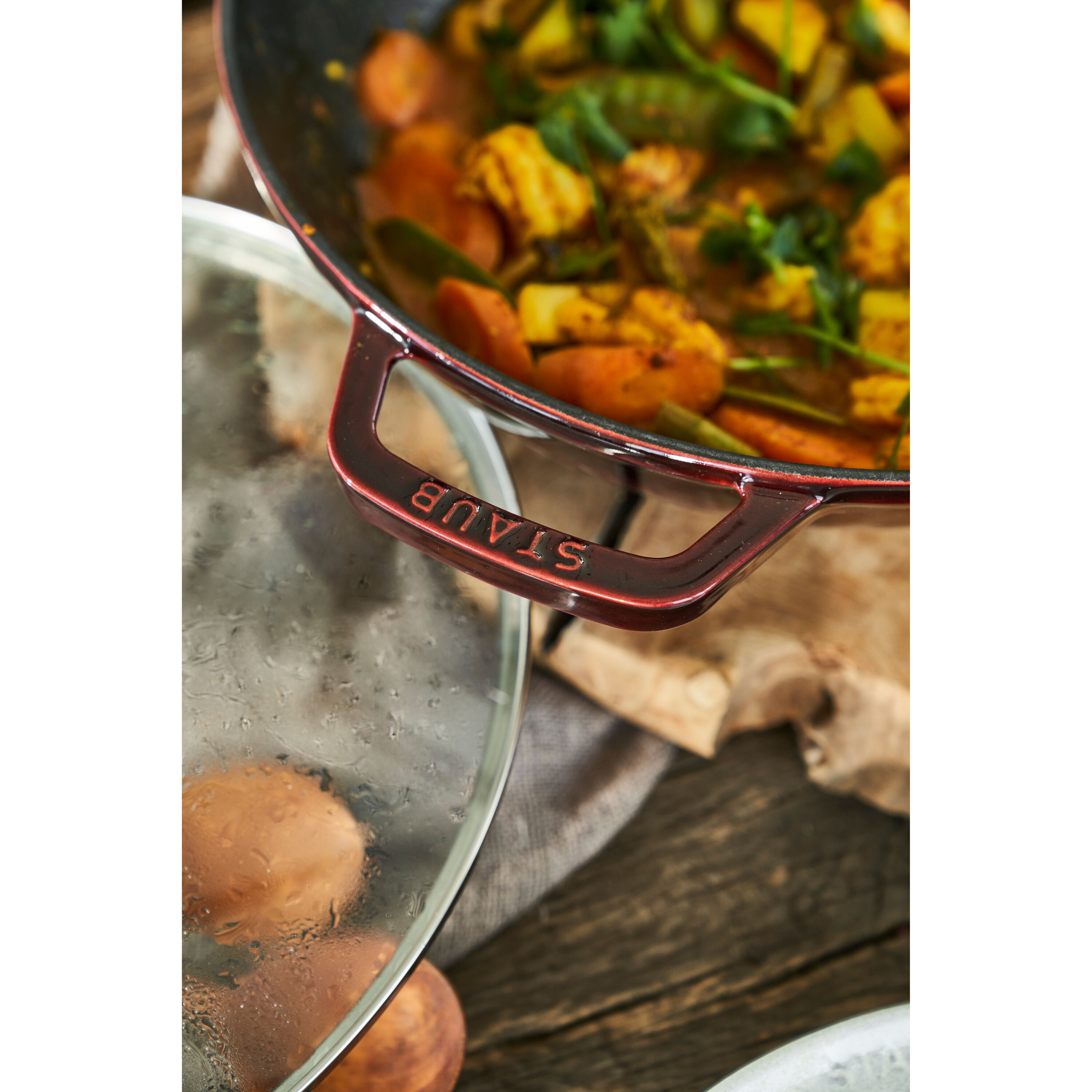 Staub        Specialities                Wok mit Glasdeckel 30 cm, rund, Grenadine-Rot, Gusseisen