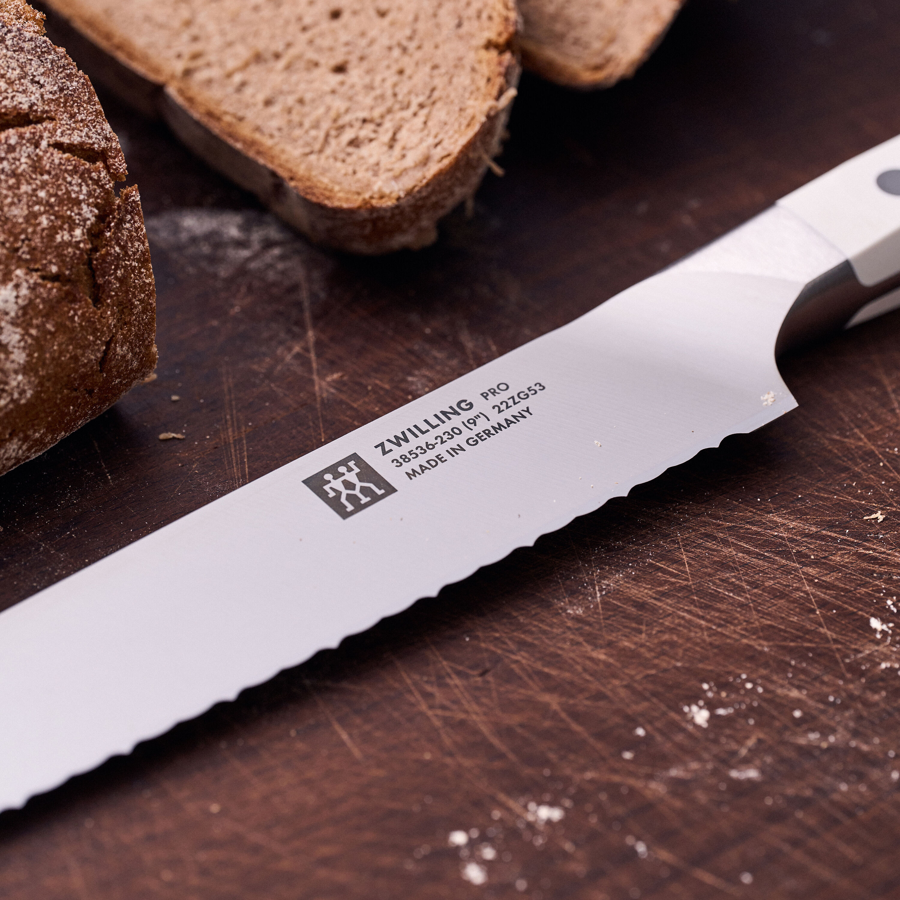 ZWILLING        Pro le blanc                Brotmesser 23 cm, Wellenschliff