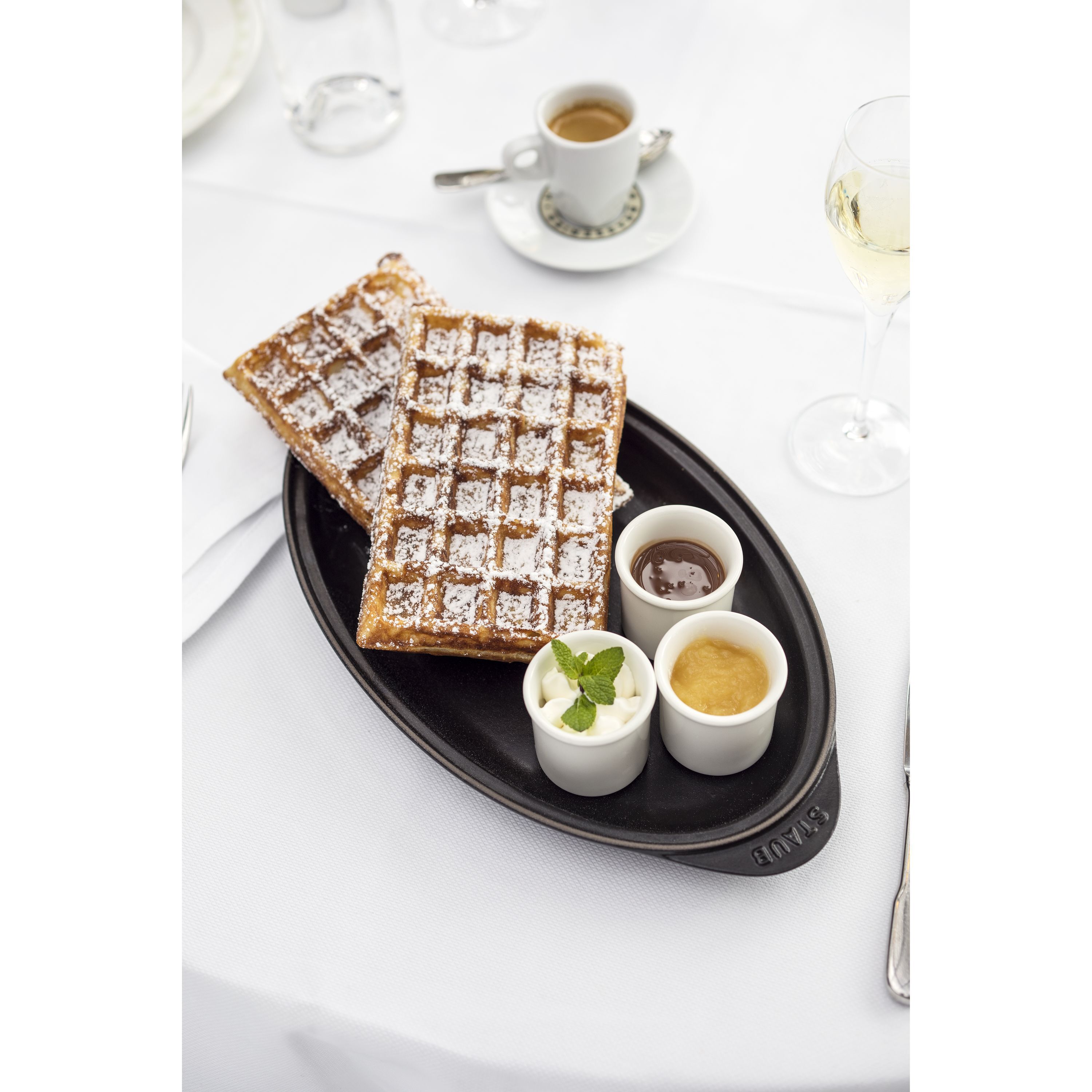 Staub        Specialities                Ofenform mit Deckel 31 cm, oval, Schwarz, Gusseisen