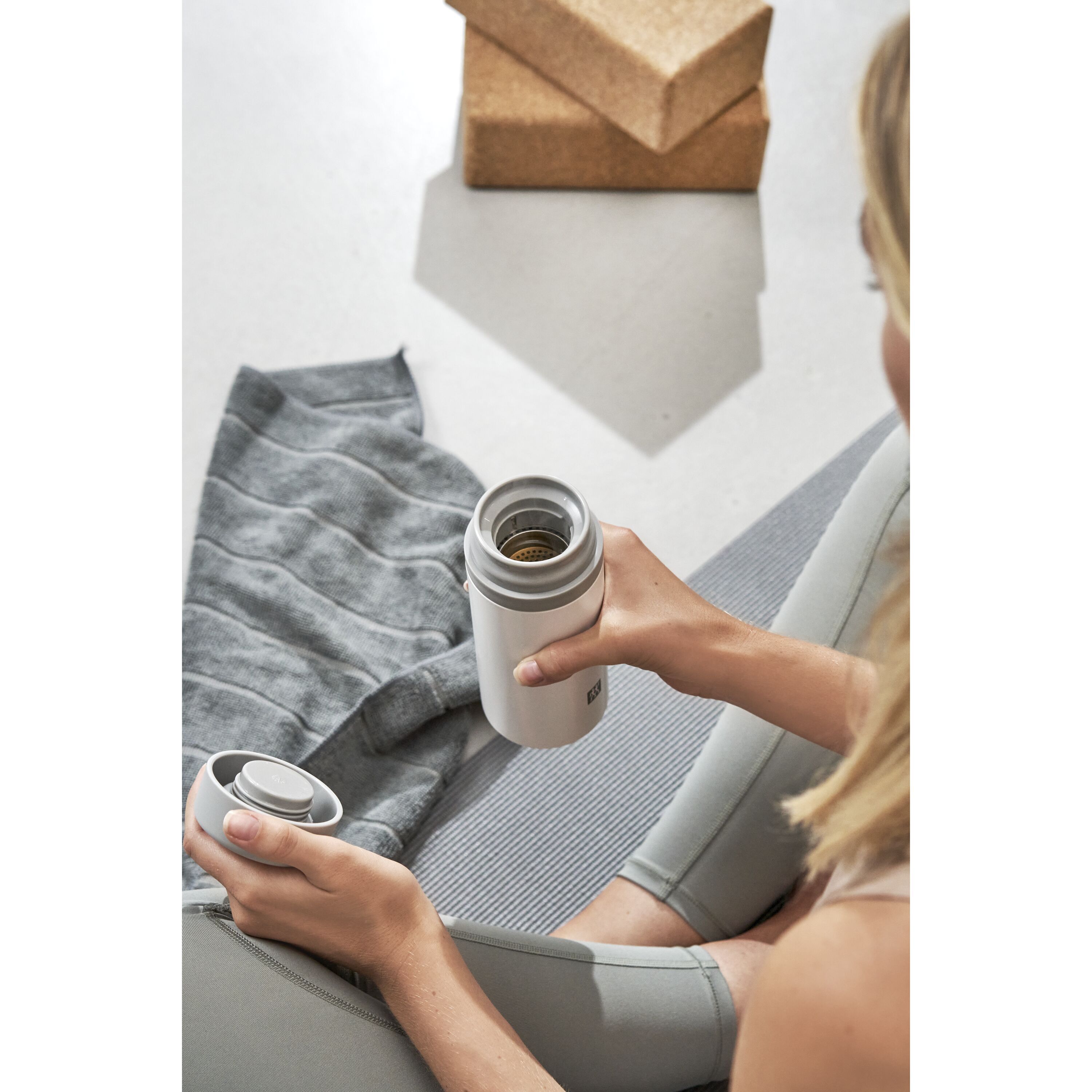 ZWILLING        Thermo                Isolierflasche für Tee & Infused Water, 420 ml, Edelstahl, Weiß-grau