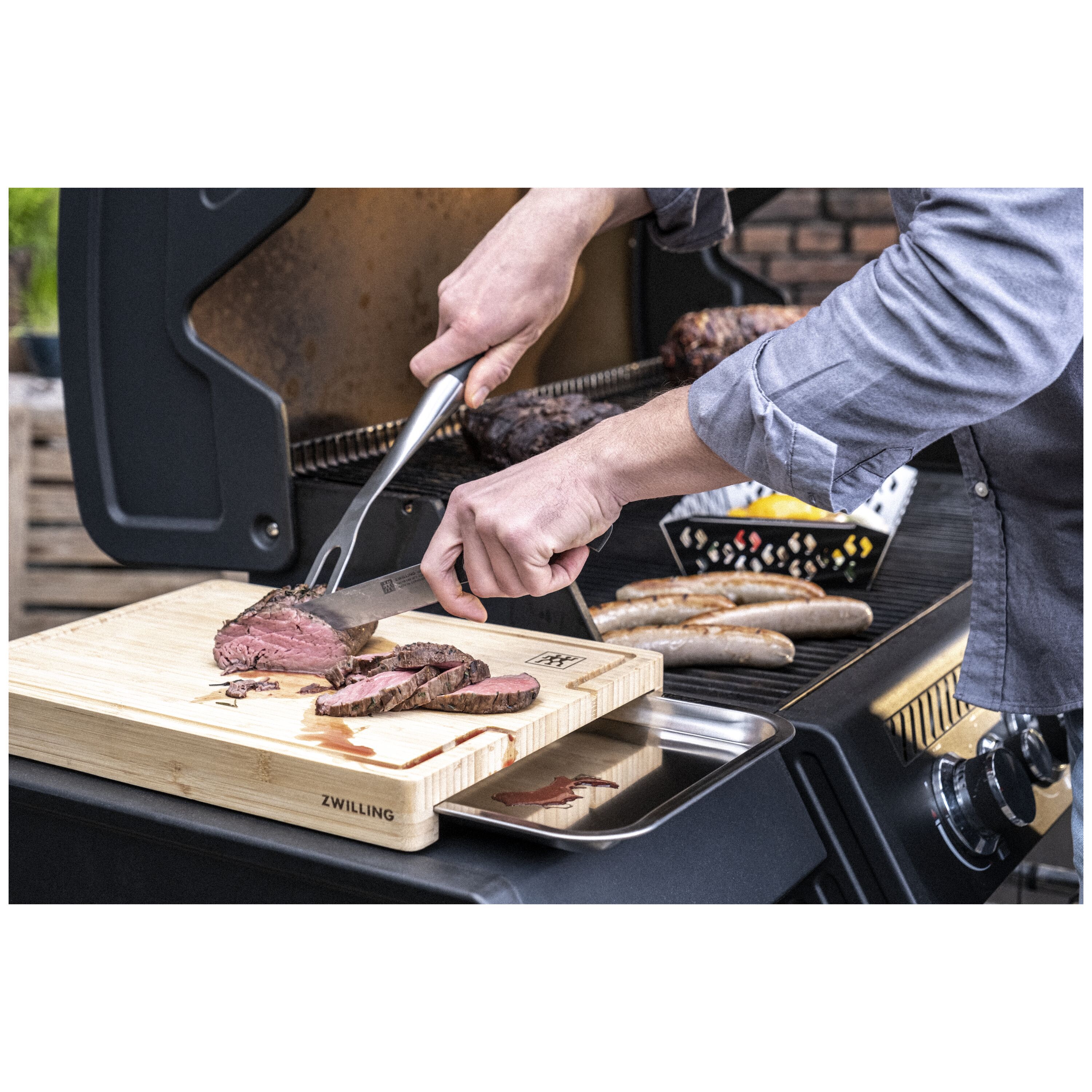 ZWILLING        BBQ+                Schneidbrett mit Auffangschale 39 cm x 30 cm, Bambus