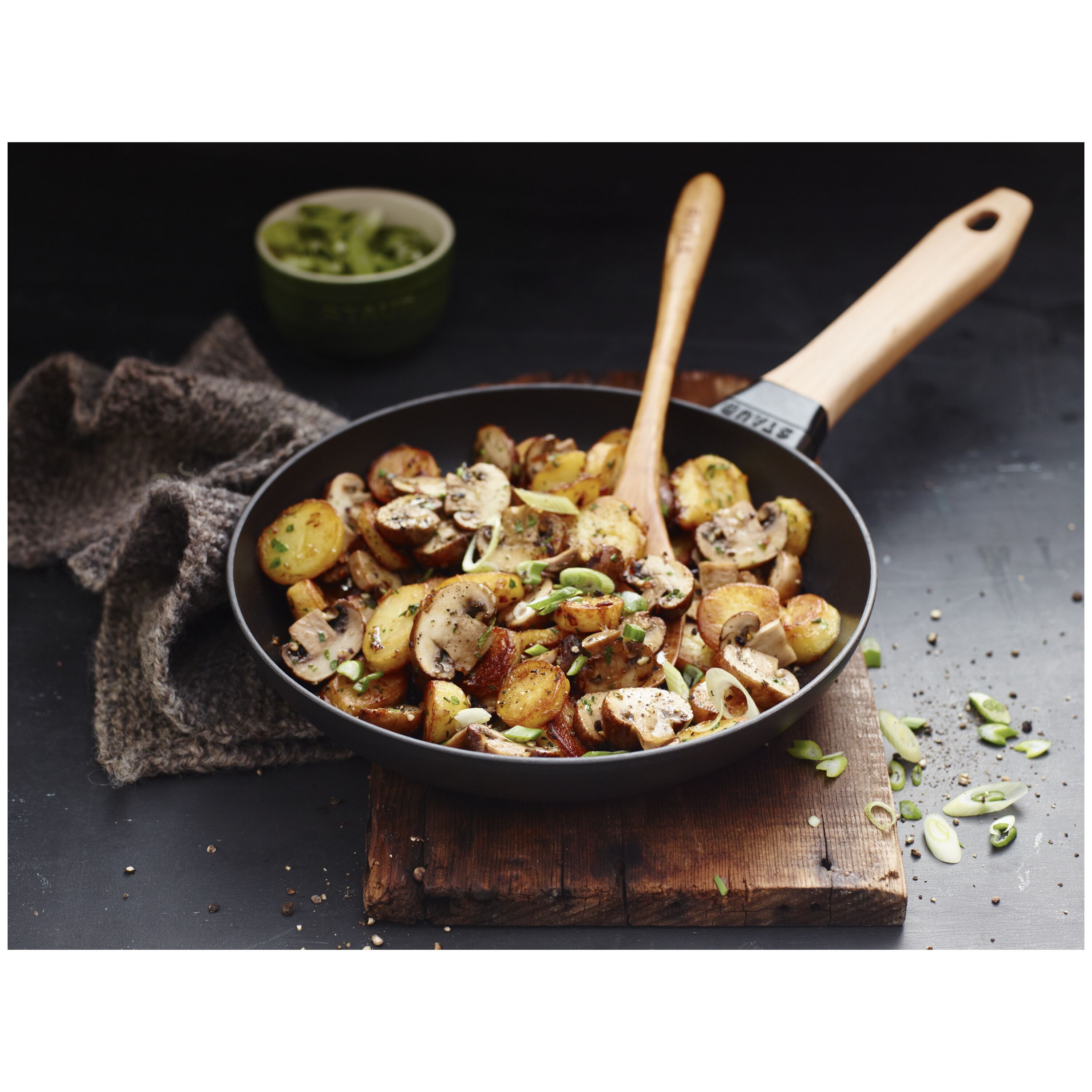 Staub        Pans                Bratpfanne mit Holzgriff 24 cm, rund, Schwarz, Gusseisen