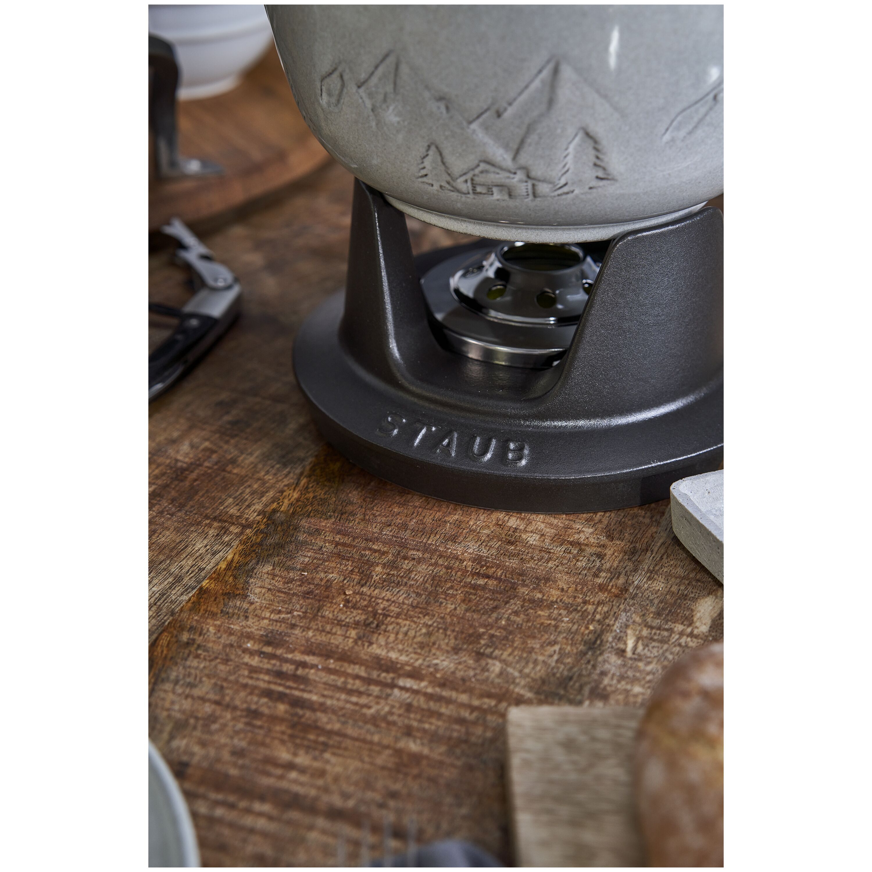 Staub        Specialities                Fondue Set Gebirge 20 cm, rund, Weisser Trüffel, Gusseisen