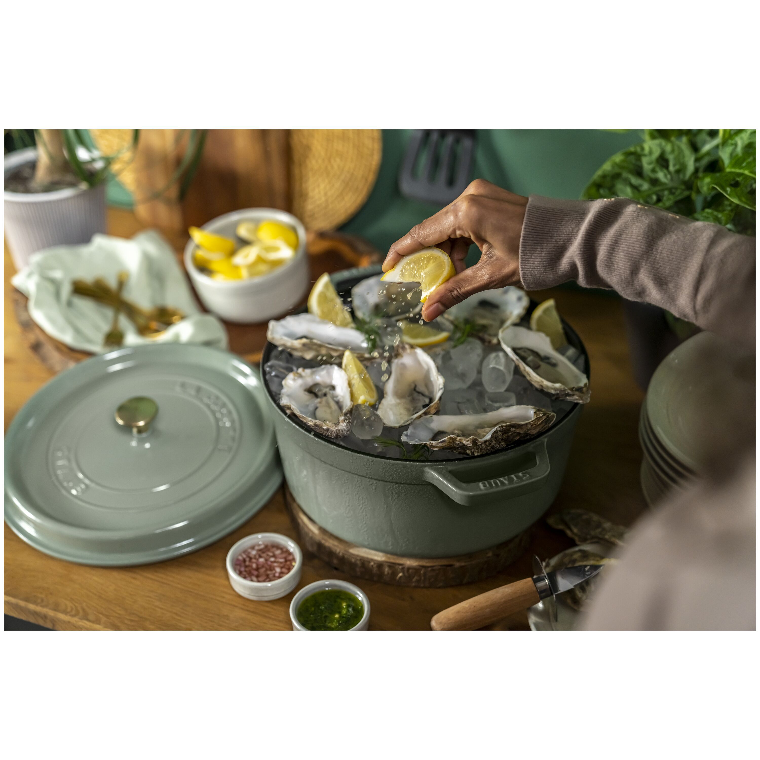 Staub        La Cocotte                Cocotte 28 cm, rund, Eukalyptus, Gusseisen