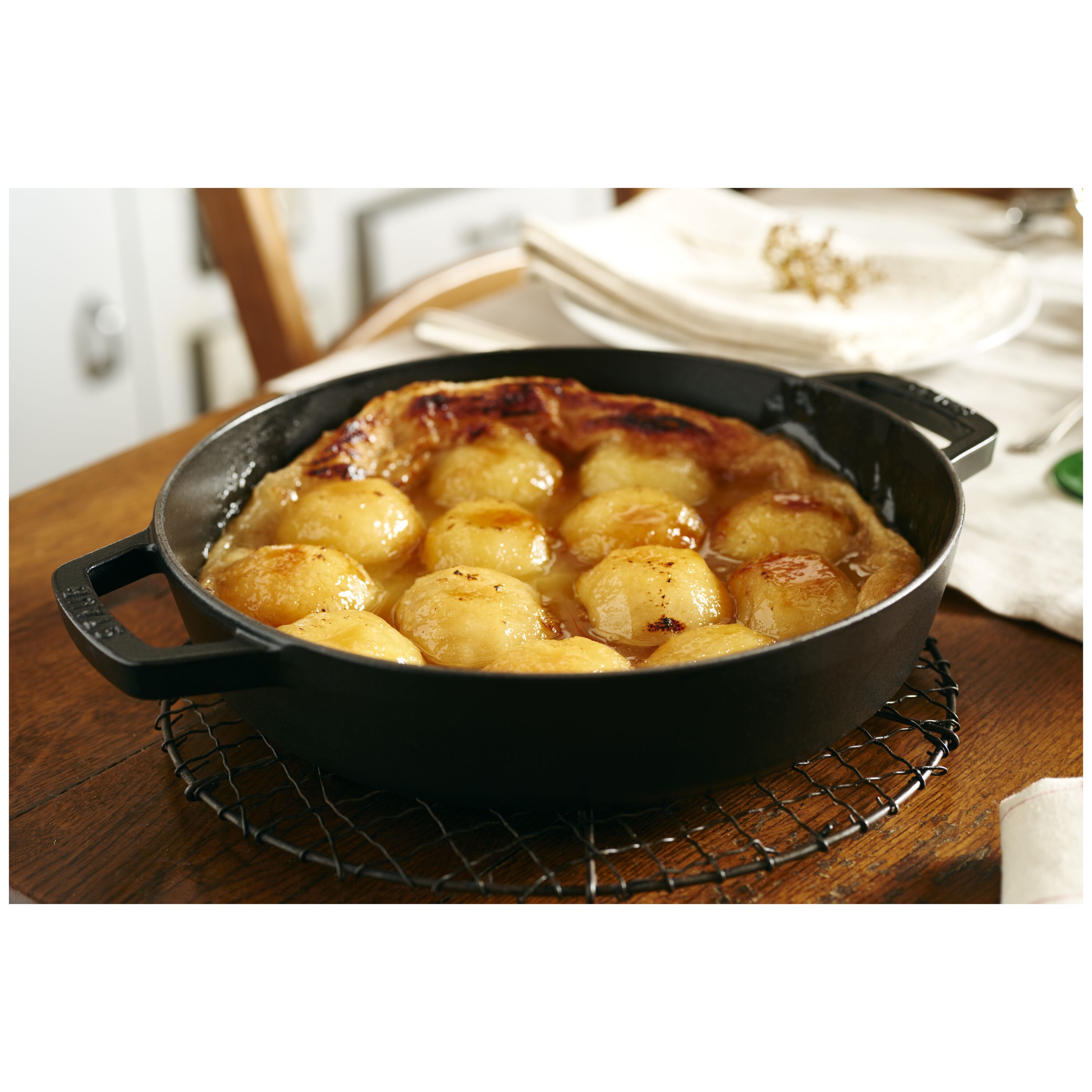 Staub        Pans                Bratpfanne mit 2 Griffen 26 cm, rund, Schwarz, Gusseisen
