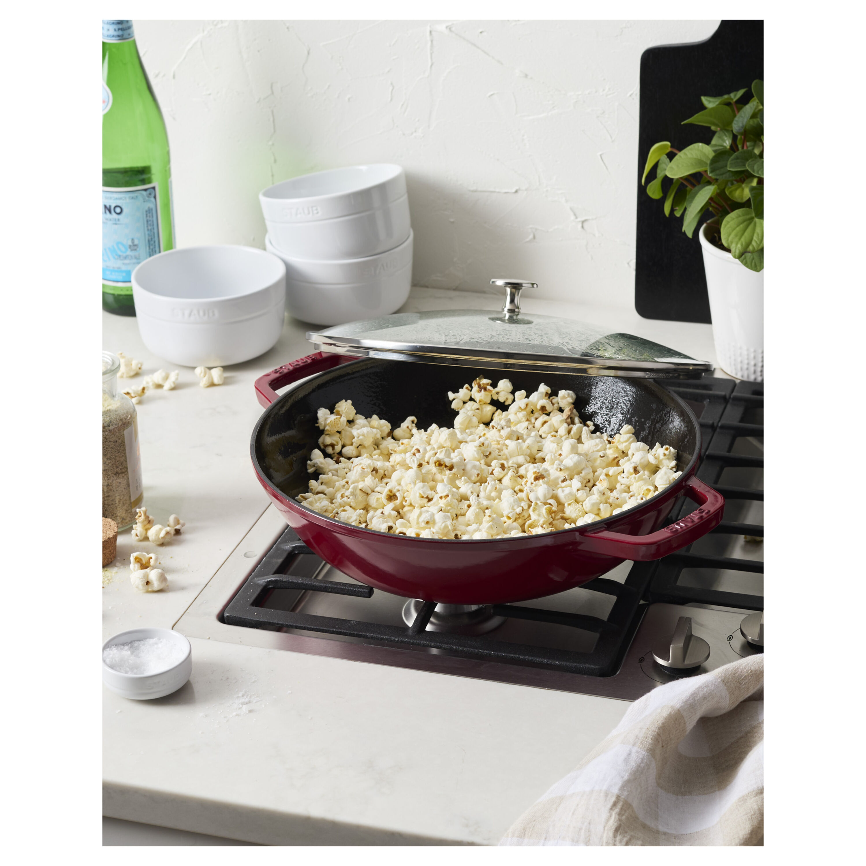 Staub        Specialities                Wok mit Glasdeckel 30 cm, rund, Kirsch-Rot, Gusseisen