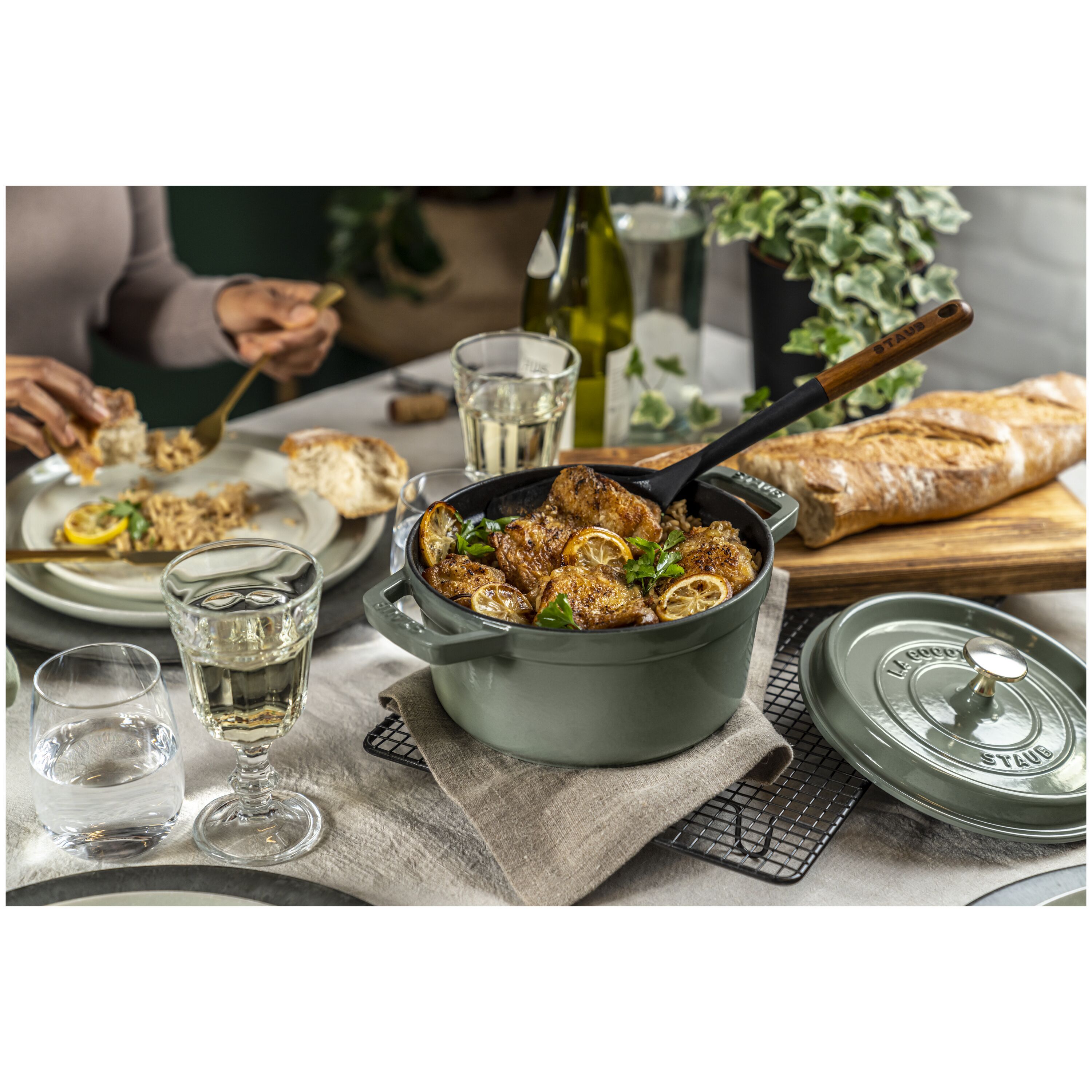 Staub        La Cocotte                Cocotte 24 cm, rund, Eukalyptus, Gusseisen