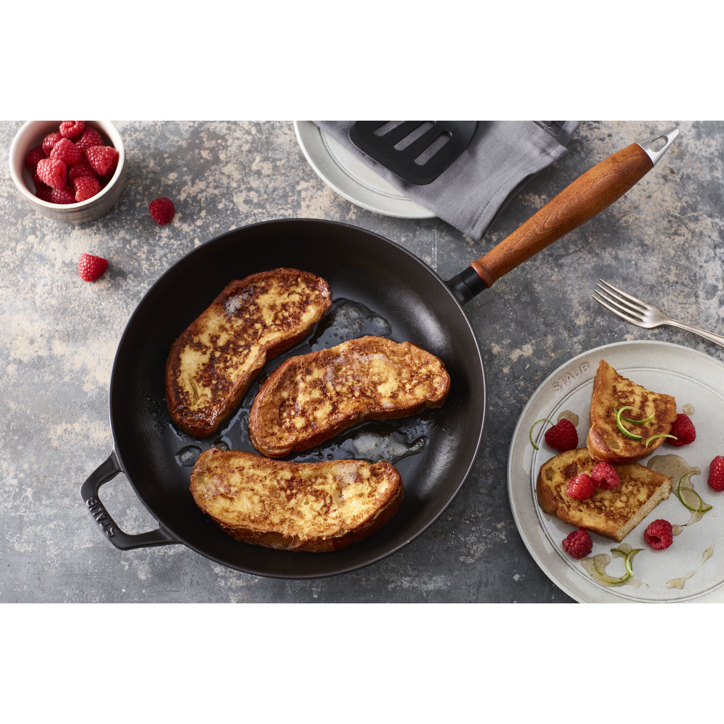 Staub        Pans                Bratpfanne mit Holzgriff 24 cm, rund, Schwarz, Gusseisen