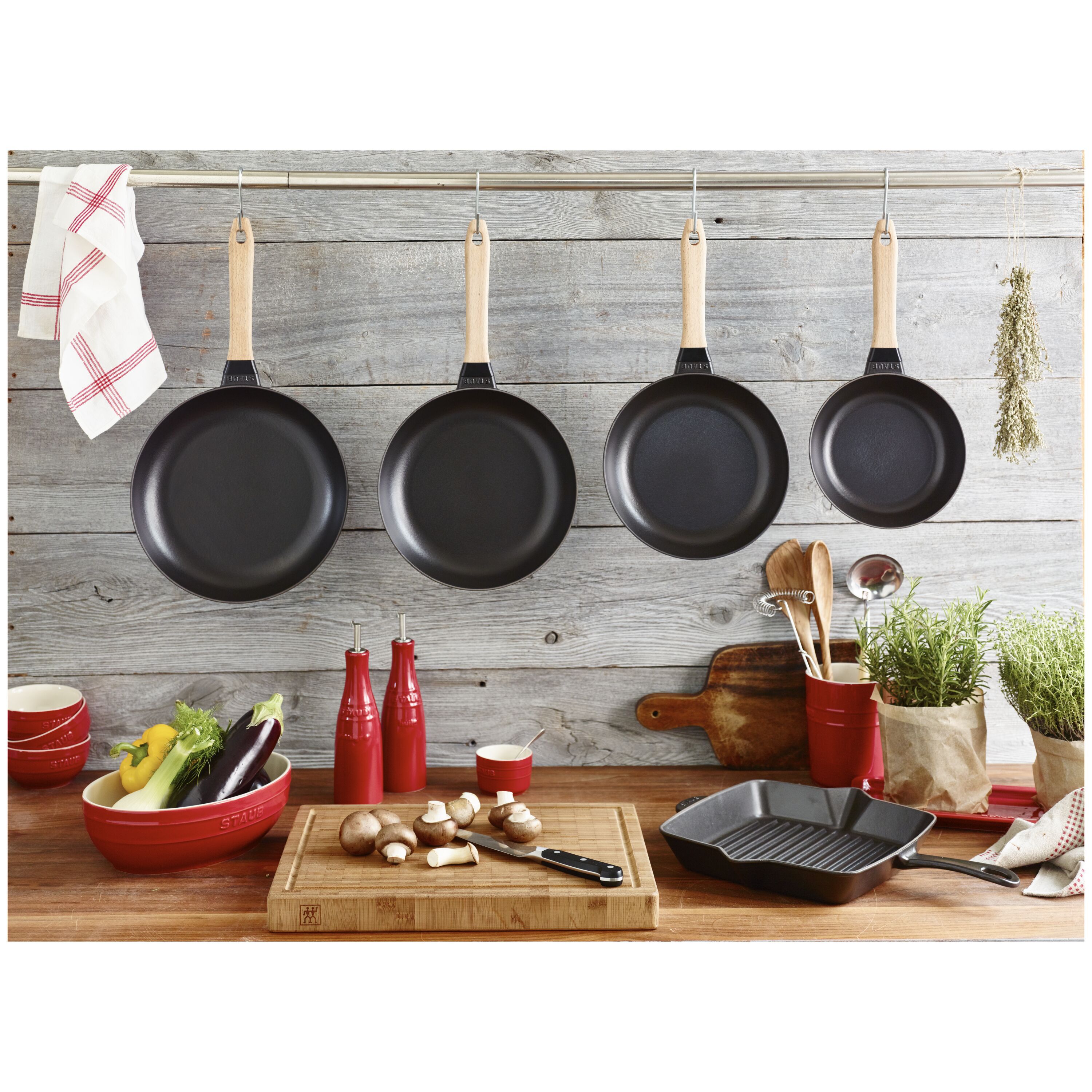 Staub        Pans                Bratpfanne mit Holzgriff 24 cm, rund, Schwarz, Gusseisen