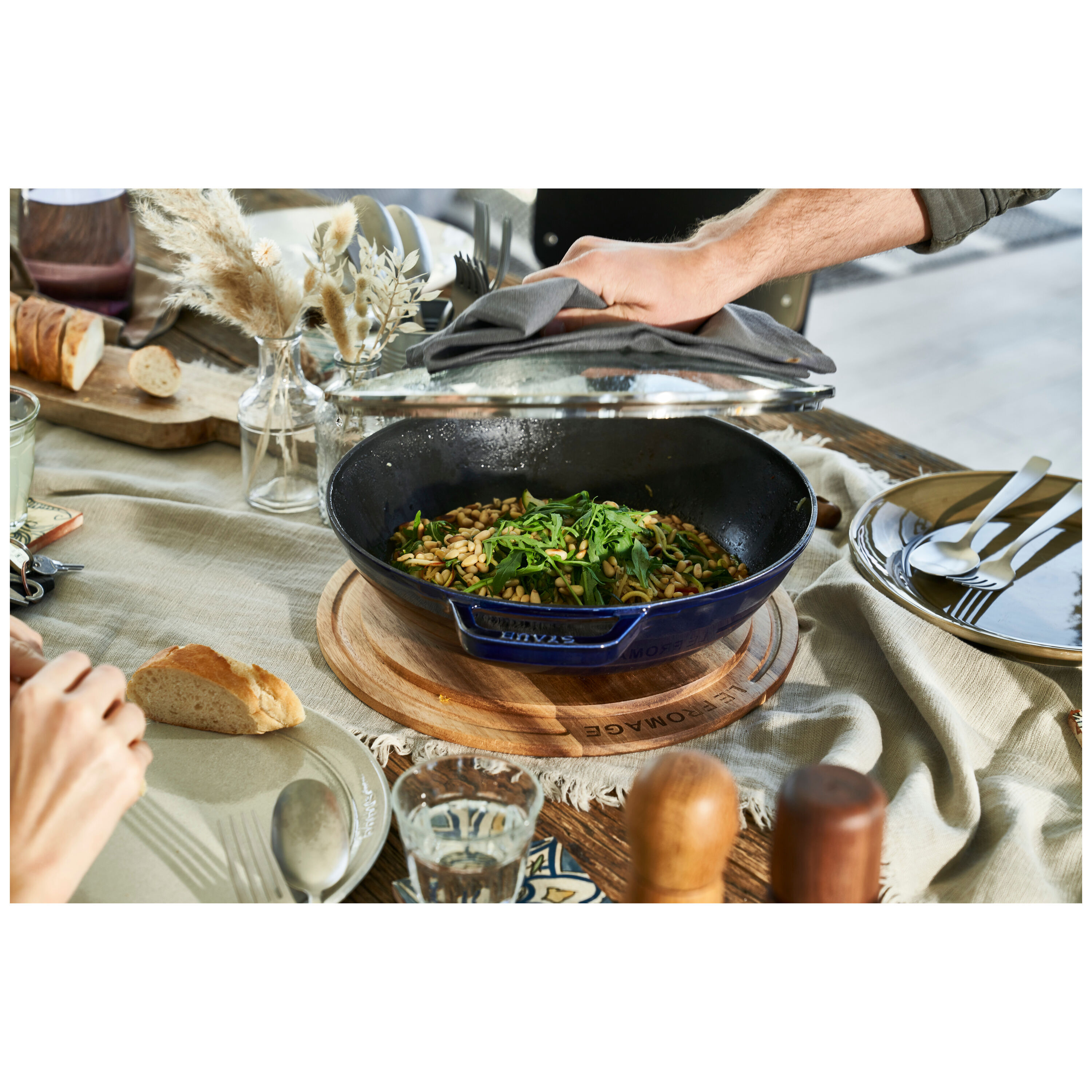 Staub        Specialities                Wok mit Glasdeckel 30 cm, rund, Dunkelblau, Gusseisen
