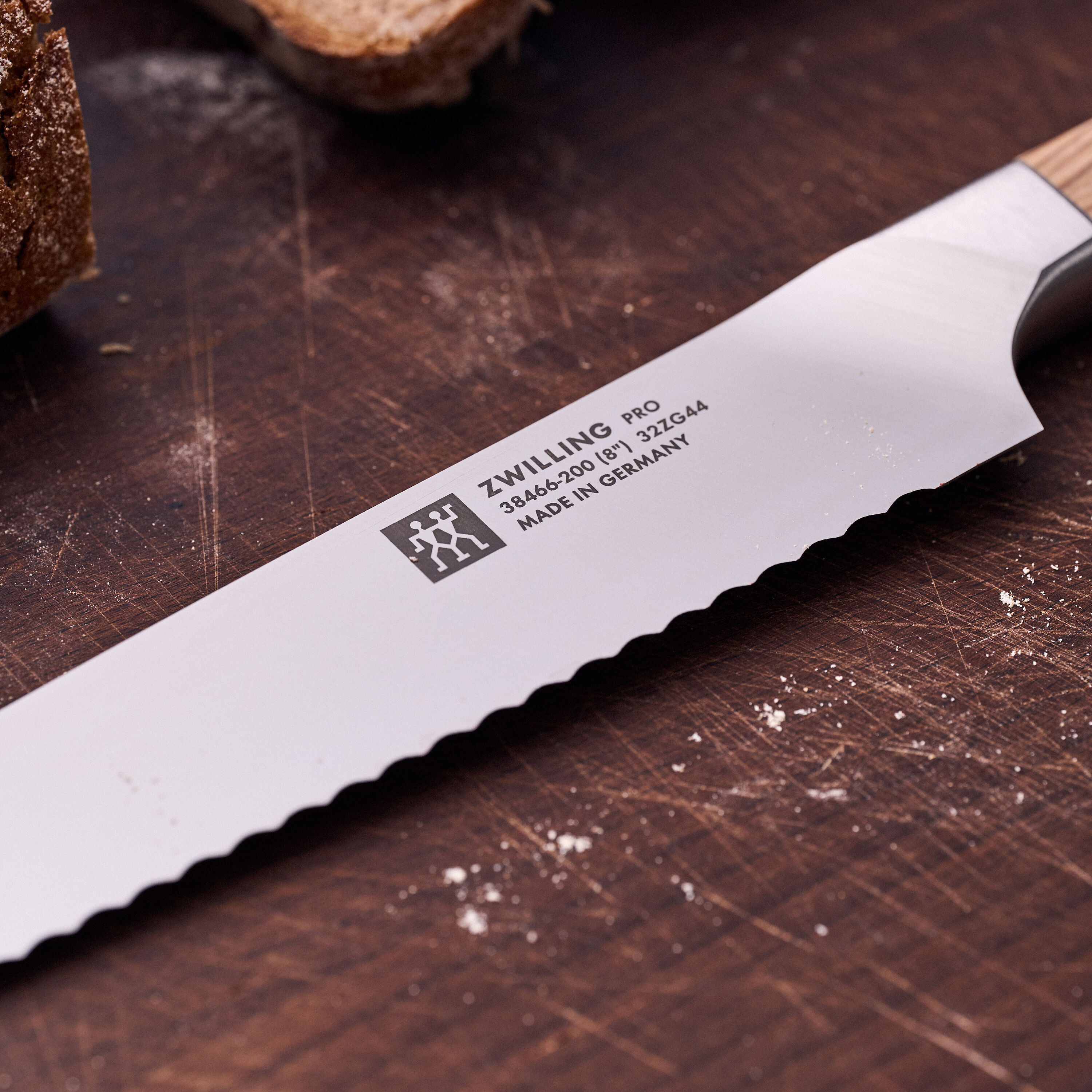 ZWILLING        Pro Wood                Brotmesser 20 cm, Wellenschliff