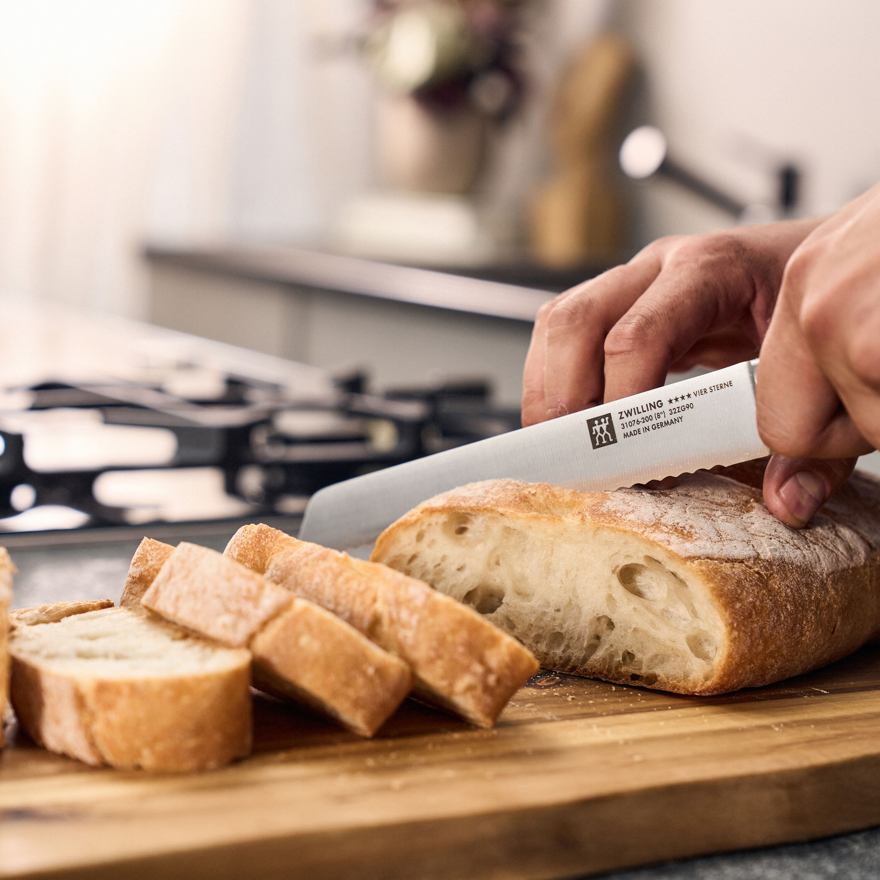 ZWILLING        **** VIER STERNE                Brotmesser 20 cm, Wellenschliff