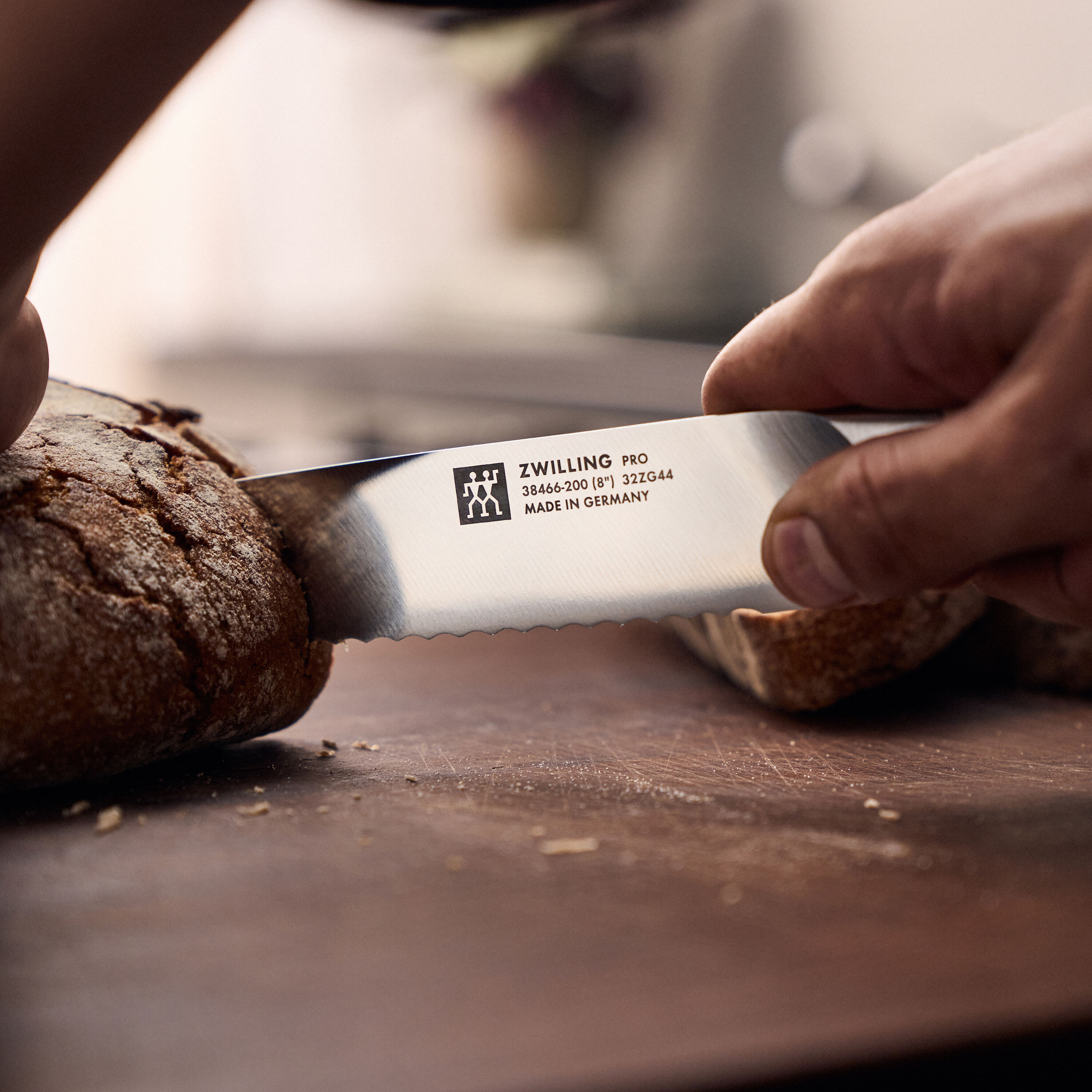 ZWILLING        Pro Wood                Brotmesser 20 cm, Wellenschliff